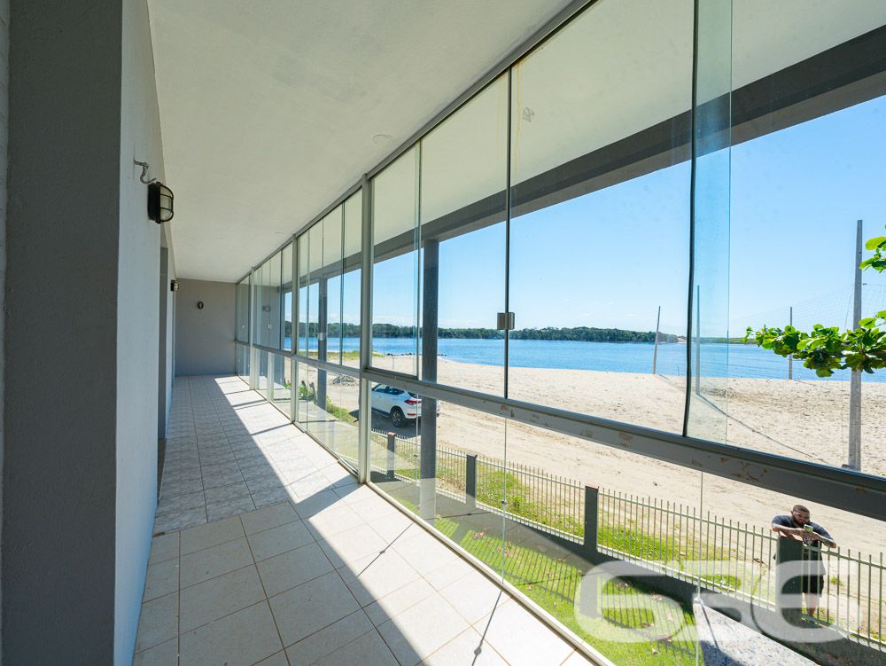 IMÓVEL DE FRENTE PARA A LAGOA EM BALNEÁRIO BARRA DO SUL
Apresentamos uma casa deslumbrante de frente para a Lagoa no centro de Balneário Barra do Sul. Localizada na principal rua da cidade, este incrível imóvel oferece uma vista privilegiada e um amplo pátio, proporcionando espaço e liberdade.
Destaque para o terceiro piso, que oferece uma vista espetacular da Lagoa e até mesmo da praia, permitindo apreciar um pedaço da ilha. Imagine desfrutar dessa vista deslumbrante todos os dias!
Com uma área total de 485m² e 230m² de área construída, esta casa conta com 2 suítes, 4 dormitórios, copa e cozinha conjugada, sala de estar e sala de jantar, despensa, home office, sacada, 3 banheiros, jardim, área de serviço, 2 churrasqueiras e área de festas. Além disso, possui uma garagem coberta para 2 carros.
Os acabamentos impecáveis desta casa proporcionam elegância e sofisticação em cada espaço. Os detalhes em cada cômodo são impressionantes e tornam o imóvel ainda mais encantador.
Além disso, o imóvel possui um jardim bem cuidado e uma área de serviço completa, oferecendo tudo o que você precisa para viver com conforto e qualidade de vida. A casa é totalmente murada e conta com grades, garantindo a segurança que você e sua família merecem.
Não perca essa oportunidade única de adquirir uma propriedade excepcional em uma localização privilegiada. Entre em contato conosco agora mesmo para obter mais informações.
Telefone: (47) 3448-3636
WhatsApp: (47) 99190-0636
Imobiliária 636