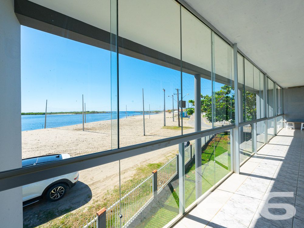 IMÓVEL DE FRENTE PARA A LAGOA EM BALNEÁRIO BARRA DO SUL
Apresentamos uma casa deslumbrante de frente para a Lagoa no centro de Balneário Barra do Sul. Localizada na principal rua da cidade, este incrível imóvel oferece uma vista privilegiada e um amplo pátio, proporcionando espaço e liberdade.
Destaque para o terceiro piso, que oferece uma vista espetacular da Lagoa e até mesmo da praia, permitindo apreciar um pedaço da ilha. Imagine desfrutar dessa vista deslumbrante todos os dias!
Com uma área total de 485m² e 230m² de área construída, esta casa conta com 2 suítes, 4 dormitórios, copa e cozinha conjugada, sala de estar e sala de jantar, despensa, home office, sacada, 3 banheiros, jardim, área de serviço, 2 churrasqueiras e área de festas. Além disso, possui uma garagem coberta para 2 carros.
Os acabamentos impecáveis desta casa proporcionam elegância e sofisticação em cada espaço. Os detalhes em cada cômodo são impressionantes e tornam o imóvel ainda mais encantador.
Além disso, o imóvel possui um jardim bem cuidado e uma área de serviço completa, oferecendo tudo o que você precisa para viver com conforto e qualidade de vida. A casa é totalmente murada e conta com grades, garantindo a segurança que você e sua família merecem.
Não perca essa oportunidade única de adquirir uma propriedade excepcional em uma localização privilegiada. Entre em contato conosco agora mesmo para obter mais informações.
Telefone: (47) 3448-3636
WhatsApp: (47) 99190-0636
Imobiliária 636