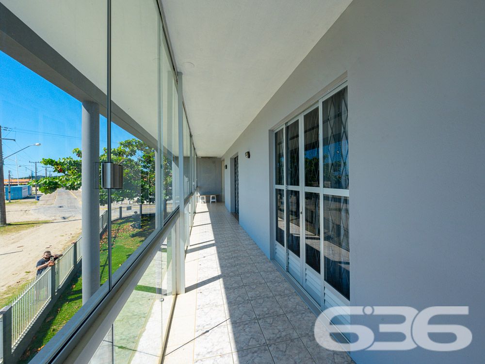 IMÓVEL DE FRENTE PARA A LAGOA EM BALNEÁRIO BARRA DO SUL
Apresentamos uma casa deslumbrante de frente para a Lagoa no centro de Balneário Barra do Sul. Localizada na principal rua da cidade, este incrível imóvel oferece uma vista privilegiada e um amplo pátio, proporcionando espaço e liberdade.
Destaque para o terceiro piso, que oferece uma vista espetacular da Lagoa e até mesmo da praia, permitindo apreciar um pedaço da ilha. Imagine desfrutar dessa vista deslumbrante todos os dias!
Com uma área total de 485m² e 230m² de área construída, esta casa conta com 2 suítes, 4 dormitórios, copa e cozinha conjugada, sala de estar e sala de jantar, despensa, home office, sacada, 3 banheiros, jardim, área de serviço, 2 churrasqueiras e área de festas. Além disso, possui uma garagem coberta para 2 carros.
Os acabamentos impecáveis desta casa proporcionam elegância e sofisticação em cada espaço. Os detalhes em cada cômodo são impressionantes e tornam o imóvel ainda mais encantador.
Além disso, o imóvel possui um jardim bem cuidado e uma área de serviço completa, oferecendo tudo o que você precisa para viver com conforto e qualidade de vida. A casa é totalmente murada e conta com grades, garantindo a segurança que você e sua família merecem.
Não perca essa oportunidade única de adquirir uma propriedade excepcional em uma localização privilegiada. Entre em contato conosco agora mesmo para obter mais informações.
Telefone: (47) 3448-3636
WhatsApp: (47) 99190-0636
Imobiliária 636