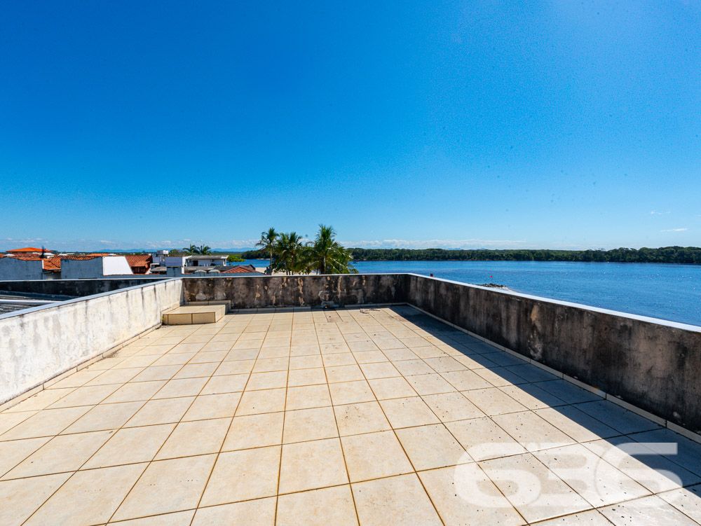 IMÓVEL DE FRENTE PARA A LAGOA EM BALNEÁRIO BARRA DO SUL
Apresentamos uma casa deslumbrante de frente para a Lagoa no centro de Balneário Barra do Sul. Localizada na principal rua da cidade, este incrível imóvel oferece uma vista privilegiada e um amplo pátio, proporcionando espaço e liberdade.
Destaque para o terceiro piso, que oferece uma vista espetacular da Lagoa e até mesmo da praia, permitindo apreciar um pedaço da ilha. Imagine desfrutar dessa vista deslumbrante todos os dias!
Com uma área total de 485m² e 230m² de área construída, esta casa conta com 2 suítes, 4 dormitórios, copa e cozinha conjugada, sala de estar e sala de jantar, despensa, home office, sacada, 3 banheiros, jardim, área de serviço, 2 churrasqueiras e área de festas. Além disso, possui uma garagem coberta para 2 carros.
Os acabamentos impecáveis desta casa proporcionam elegância e sofisticação em cada espaço. Os detalhes em cada cômodo são impressionantes e tornam o imóvel ainda mais encantador.
Além disso, o imóvel possui um jardim bem cuidado e uma área de serviço completa, oferecendo tudo o que você precisa para viver com conforto e qualidade de vida. A casa é totalmente murada e conta com grades, garantindo a segurança que você e sua família merecem.
Não perca essa oportunidade única de adquirir uma propriedade excepcional em uma localização privilegiada. Entre em contato conosco agora mesmo para obter mais informações.
Telefone: (47) 3448-3636
WhatsApp: (47) 99190-0636
Imobiliária 636