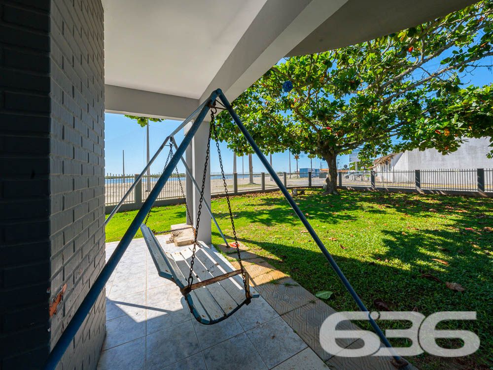 IMÓVEL DE FRENTE PARA A LAGOA EM BALNEÁRIO BARRA DO SUL
Apresentamos uma casa deslumbrante de frente para a Lagoa no centro de Balneário Barra do Sul. Localizada na principal rua da cidade, este incrível imóvel oferece uma vista privilegiada e um amplo pátio, proporcionando espaço e liberdade.
Destaque para o terceiro piso, que oferece uma vista espetacular da Lagoa e até mesmo da praia, permitindo apreciar um pedaço da ilha. Imagine desfrutar dessa vista deslumbrante todos os dias!
Com uma área total de 485m² e 230m² de área construída, esta casa conta com 2 suítes, 4 dormitórios, copa e cozinha conjugada, sala de estar e sala de jantar, despensa, home office, sacada, 3 banheiros, jardim, área de serviço, 2 churrasqueiras e área de festas. Além disso, possui uma garagem coberta para 2 carros.
Os acabamentos impecáveis desta casa proporcionam elegância e sofisticação em cada espaço. Os detalhes em cada cômodo são impressionantes e tornam o imóvel ainda mais encantador.
Além disso, o imóvel possui um jardim bem cuidado e uma área de serviço completa, oferecendo tudo o que você precisa para viver com conforto e qualidade de vida. A casa é totalmente murada e conta com grades, garantindo a segurança que você e sua família merecem.
Não perca essa oportunidade única de adquirir uma propriedade excepcional em uma localização privilegiada. Entre em contato conosco agora mesmo para obter mais informações.
Telefone: (47) 3448-3636
WhatsApp: (47) 99190-0636
Imobiliária 636