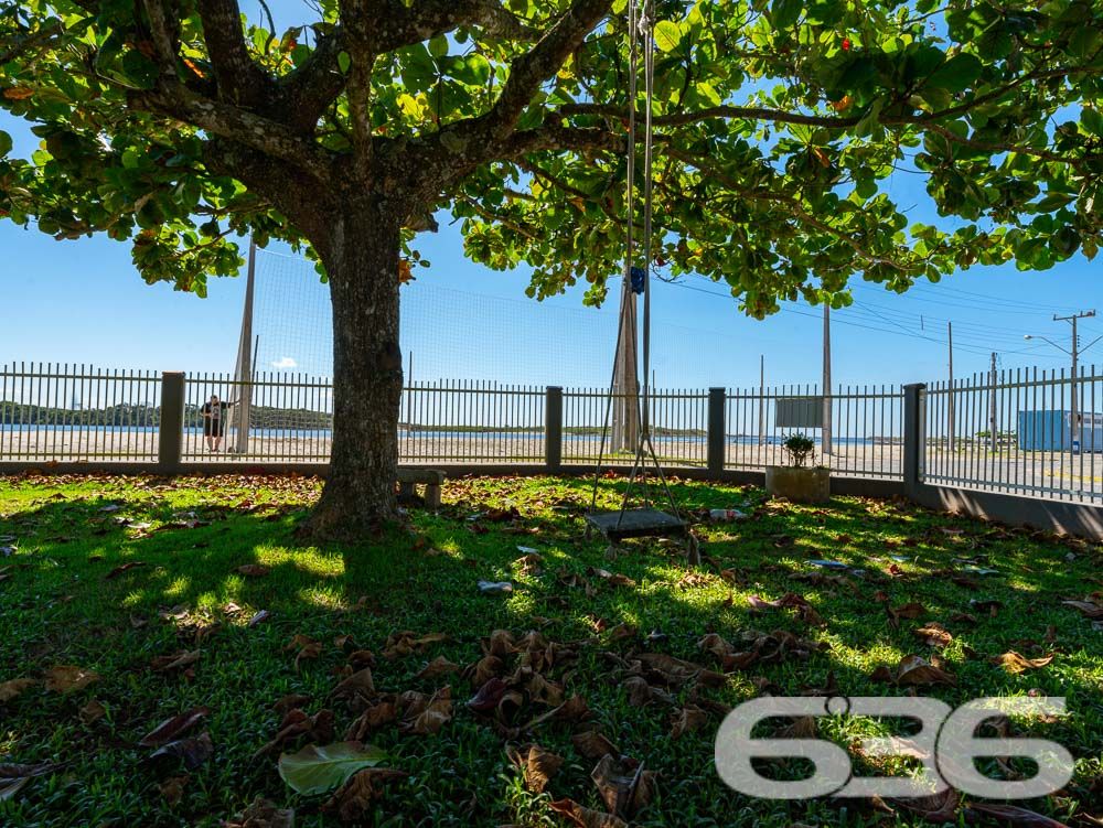 IMÓVEL DE FRENTE PARA A LAGOA EM BALNEÁRIO BARRA DO SUL
Apresentamos uma casa deslumbrante de frente para a Lagoa no centro de Balneário Barra do Sul. Localizada na principal rua da cidade, este incrível imóvel oferece uma vista privilegiada e um amplo pátio, proporcionando espaço e liberdade.
Destaque para o terceiro piso, que oferece uma vista espetacular da Lagoa e até mesmo da praia, permitindo apreciar um pedaço da ilha. Imagine desfrutar dessa vista deslumbrante todos os dias!
Com uma área total de 485m² e 230m² de área construída, esta casa conta com 2 suítes, 4 dormitórios, copa e cozinha conjugada, sala de estar e sala de jantar, despensa, home office, sacada, 3 banheiros, jardim, área de serviço, 2 churrasqueiras e área de festas. Além disso, possui uma garagem coberta para 2 carros.
Os acabamentos impecáveis desta casa proporcionam elegância e sofisticação em cada espaço. Os detalhes em cada cômodo são impressionantes e tornam o imóvel ainda mais encantador.
Além disso, o imóvel possui um jardim bem cuidado e uma área de serviço completa, oferecendo tudo o que você precisa para viver com conforto e qualidade de vida. A casa é totalmente murada e conta com grades, garantindo a segurança que você e sua família merecem.
Não perca essa oportunidade única de adquirir uma propriedade excepcional em uma localização privilegiada. Entre em contato conosco agora mesmo para obter mais informações.
Telefone: (47) 3448-3636
WhatsApp: (47) 99190-0636
Imobiliária 636
