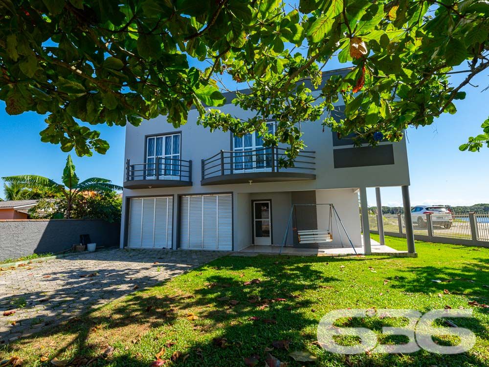 IMÓVEL DE FRENTE PARA A LAGOA EM BALNEÁRIO BARRA DO SUL
Apresentamos uma casa deslumbrante de frente para a Lagoa no centro de Balneário Barra do Sul. Localizada na principal rua da cidade, este incrível imóvel oferece uma vista privilegiada e um amplo pátio, proporcionando espaço e liberdade.
Destaque para o terceiro piso, que oferece uma vista espetacular da Lagoa e até mesmo da praia, permitindo apreciar um pedaço da ilha. Imagine desfrutar dessa vista deslumbrante todos os dias!
Com uma área total de 485m² e 230m² de área construída, esta casa conta com 2 suítes, 4 dormitórios, copa e cozinha conjugada, sala de estar e sala de jantar, despensa, home office, sacada, 3 banheiros, jardim, área de serviço, 2 churrasqueiras e área de festas. Além disso, possui uma garagem coberta para 2 carros.
Os acabamentos impecáveis desta casa proporcionam elegância e sofisticação em cada espaço. Os detalhes em cada cômodo são impressionantes e tornam o imóvel ainda mais encantador.
Além disso, o imóvel possui um jardim bem cuidado e uma área de serviço completa, oferecendo tudo o que você precisa para viver com conforto e qualidade de vida. A casa é totalmente murada e conta com grades, garantindo a segurança que você e sua família merecem.
Não perca essa oportunidade única de adquirir uma propriedade excepcional em uma localização privilegiada. Entre em contato conosco agora mesmo para obter mais informações.
Telefone: (47) 3448-3636
WhatsApp: (47) 99190-0636
Imobiliária 636