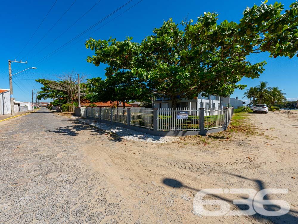 IMÓVEL DE FRENTE PARA A LAGOA EM BALNEÁRIO BARRA DO SUL
Apresentamos uma casa deslumbrante de frente para a Lagoa no centro de Balneário Barra do Sul. Localizada na principal rua da cidade, este incrível imóvel oferece uma vista privilegiada e um amplo pátio, proporcionando espaço e liberdade.
Destaque para o terceiro piso, que oferece uma vista espetacular da Lagoa e até mesmo da praia, permitindo apreciar um pedaço da ilha. Imagine desfrutar dessa vista deslumbrante todos os dias!
Com uma área total de 485m² e 230m² de área construída, esta casa conta com 2 suítes, 4 dormitórios, copa e cozinha conjugada, sala de estar e sala de jantar, despensa, home office, sacada, 3 banheiros, jardim, área de serviço, 2 churrasqueiras e área de festas. Além disso, possui uma garagem coberta para 2 carros.
Os acabamentos impecáveis desta casa proporcionam elegância e sofisticação em cada espaço. Os detalhes em cada cômodo são impressionantes e tornam o imóvel ainda mais encantador.
Além disso, o imóvel possui um jardim bem cuidado e uma área de serviço completa, oferecendo tudo o que você precisa para viver com conforto e qualidade de vida. A casa é totalmente murada e conta com grades, garantindo a segurança que você e sua família merecem.
Não perca essa oportunidade única de adquirir uma propriedade excepcional em uma localização privilegiada. Entre em contato conosco agora mesmo para obter mais informações.
Telefone: (47) 3448-3636
WhatsApp: (47) 99190-0636
Imobiliária 636