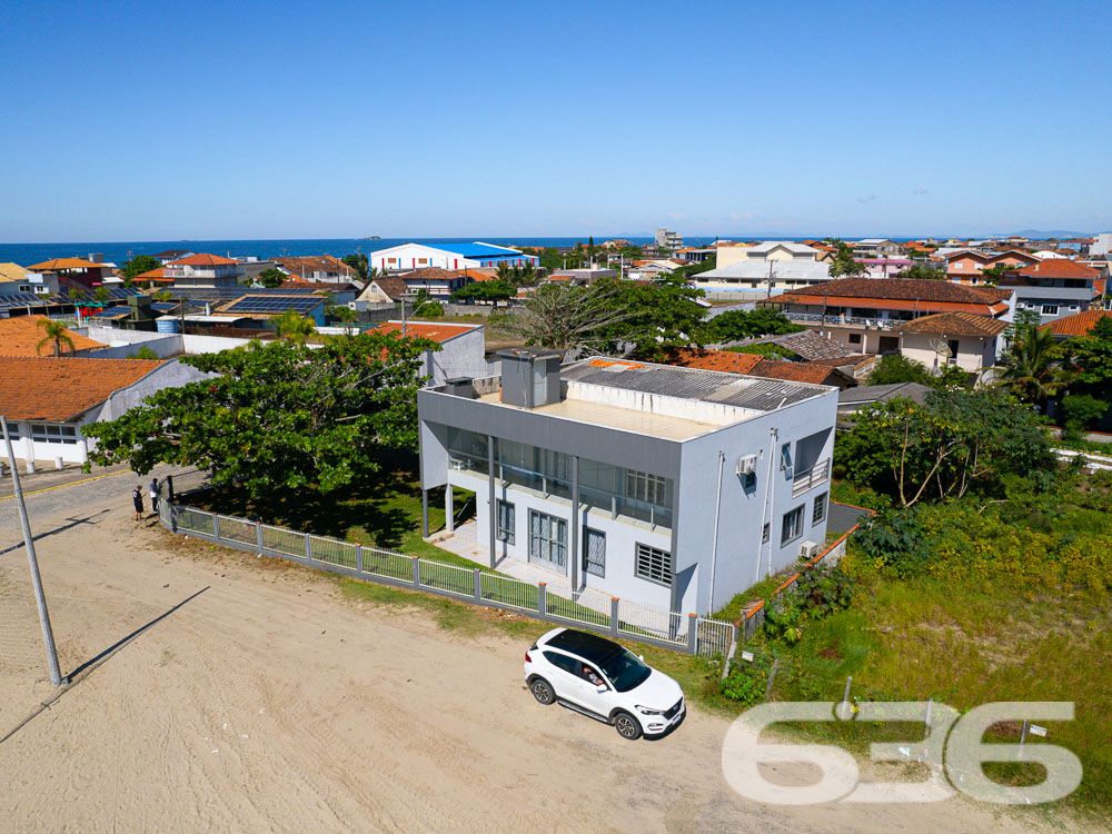 IMÓVEL DE FRENTE PARA A LAGOA EM BALNEÁRIO BARRA DO SUL
Apresentamos uma casa deslumbrante de frente para a Lagoa no centro de Balneário Barra do Sul. Localizada na principal rua da cidade, este incrível imóvel oferece uma vista privilegiada e um amplo pátio, proporcionando espaço e liberdade.
Destaque para o terceiro piso, que oferece uma vista espetacular da Lagoa e até mesmo da praia, permitindo apreciar um pedaço da ilha. Imagine desfrutar dessa vista deslumbrante todos os dias!
Com uma área total de 485m² e 230m² de área construída, esta casa conta com 2 suítes, 4 dormitórios, copa e cozinha conjugada, sala de estar e sala de jantar, despensa, home office, sacada, 3 banheiros, jardim, área de serviço, 2 churrasqueiras e área de festas. Além disso, possui uma garagem coberta para 2 carros.
Os acabamentos impecáveis desta casa proporcionam elegância e sofisticação em cada espaço. Os detalhes em cada cômodo são impressionantes e tornam o imóvel ainda mais encantador.
Além disso, o imóvel possui um jardim bem cuidado e uma área de serviço completa, oferecendo tudo o que você precisa para viver com conforto e qualidade de vida. A casa é totalmente murada e conta com grades, garantindo a segurança que você e sua família merecem.
Não perca essa oportunidade única de adquirir uma propriedade excepcional em uma localização privilegiada. Entre em contato conosco agora mesmo para obter mais informações.
Telefone: (47) 3448-3636
WhatsApp: (47) 99190-0636
Imobiliária 636