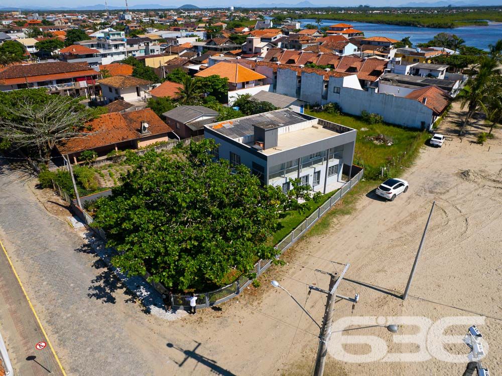 IMÓVEL DE FRENTE PARA A LAGOA EM BALNEÁRIO BARRA DO SUL
Apresentamos uma casa deslumbrante de frente para a Lagoa no centro de Balneário Barra do Sul. Localizada na principal rua da cidade, este incrível imóvel oferece uma vista privilegiada e um amplo pátio, proporcionando espaço e liberdade.
Destaque para o terceiro piso, que oferece uma vista espetacular da Lagoa e até mesmo da praia, permitindo apreciar um pedaço da ilha. Imagine desfrutar dessa vista deslumbrante todos os dias!
Com uma área total de 485m² e 230m² de área construída, esta casa conta com 2 suítes, 4 dormitórios, copa e cozinha conjugada, sala de estar e sala de jantar, despensa, home office, sacada, 3 banheiros, jardim, área de serviço, 2 churrasqueiras e área de festas. Além disso, possui uma garagem coberta para 2 carros.
Os acabamentos impecáveis desta casa proporcionam elegância e sofisticação em cada espaço. Os detalhes em cada cômodo são impressionantes e tornam o imóvel ainda mais encantador.
Além disso, o imóvel possui um jardim bem cuidado e uma área de serviço completa, oferecendo tudo o que você precisa para viver com conforto e qualidade de vida. A casa é totalmente murada e conta com grades, garantindo a segurança que você e sua família merecem.
Não perca essa oportunidade única de adquirir uma propriedade excepcional em uma localização privilegiada. Entre em contato conosco agora mesmo para obter mais informações.
Telefone: (47) 3448-3636
WhatsApp: (47) 99190-0636
Imobiliária 636
