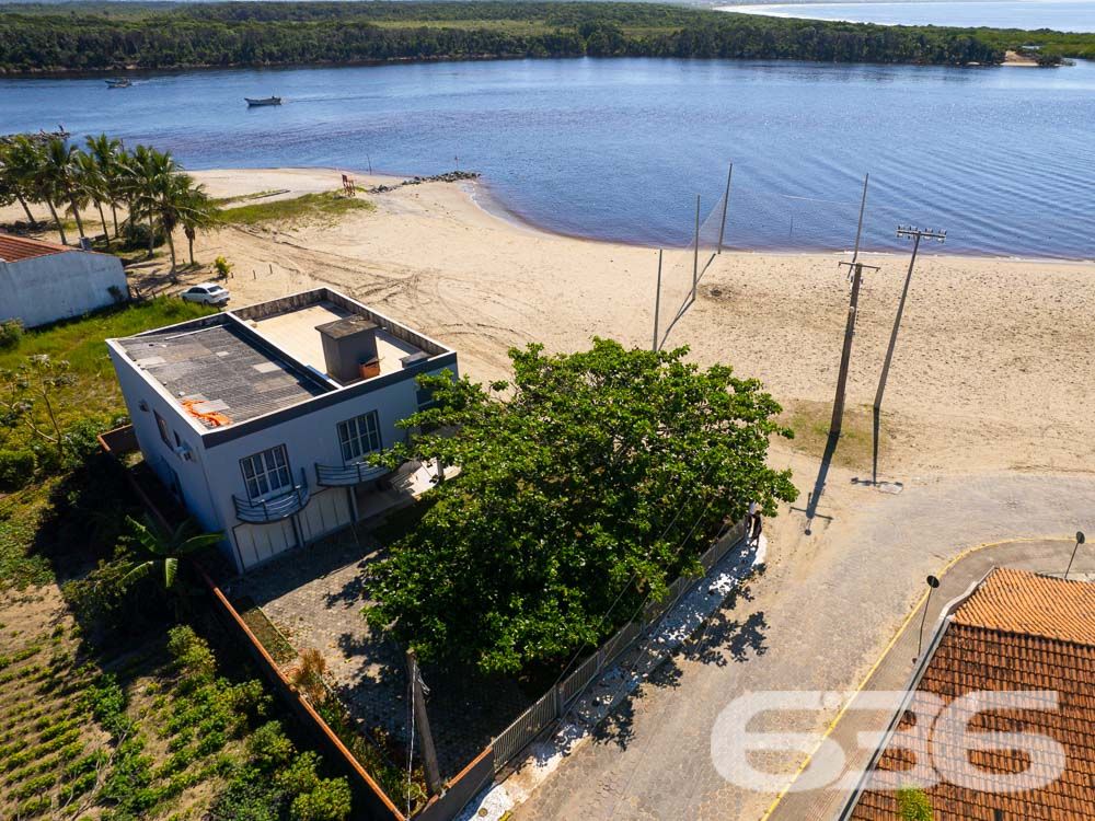 IMÓVEL DE FRENTE PARA A LAGOA EM BALNEÁRIO BARRA DO SUL
Apresentamos uma casa deslumbrante de frente para a Lagoa no centro de Balneário Barra do Sul. Localizada na principal rua da cidade, este incrível imóvel oferece uma vista privilegiada e um amplo pátio, proporcionando espaço e liberdade.
Destaque para o terceiro piso, que oferece uma vista espetacular da Lagoa e até mesmo da praia, permitindo apreciar um pedaço da ilha. Imagine desfrutar dessa vista deslumbrante todos os dias!
Com uma área total de 485m² e 230m² de área construída, esta casa conta com 2 suítes, 4 dormitórios, copa e cozinha conjugada, sala de estar e sala de jantar, despensa, home office, sacada, 3 banheiros, jardim, área de serviço, 2 churrasqueiras e área de festas. Além disso, possui uma garagem coberta para 2 carros.
Os acabamentos impecáveis desta casa proporcionam elegância e sofisticação em cada espaço. Os detalhes em cada cômodo são impressionantes e tornam o imóvel ainda mais encantador.
Além disso, o imóvel possui um jardim bem cuidado e uma área de serviço completa, oferecendo tudo o que você precisa para viver com conforto e qualidade de vida. A casa é totalmente murada e conta com grades, garantindo a segurança que você e sua família merecem.
Não perca essa oportunidade única de adquirir uma propriedade excepcional em uma localização privilegiada. Entre em contato conosco agora mesmo para obter mais informações.
Telefone: (47) 3448-3636
WhatsApp: (47) 99190-0636
Imobiliária 636