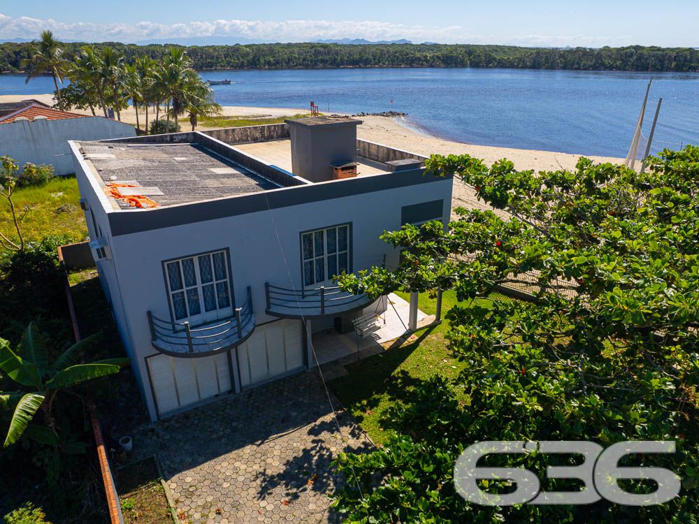 IMÓVEL DE FRENTE PARA A LAGOA EM BALNEÁRIO BARRA DO SUL
Apresentamos uma casa deslumbrante de frente para a Lagoa no centro de Balneário Barra do Sul. Localizada na principal rua da cidade, este incrível imóvel oferece uma vista privilegiada e um amplo pátio, proporcionando espaço e liberdade.
Destaque para o terceiro piso, que oferece uma vista espetacular da Lagoa e até mesmo da praia, permitindo apreciar um pedaço da ilha. Imagine desfrutar dessa vista deslumbrante todos os dias!
Com uma área total de 485m² e 230m² de área construída, esta casa conta com 2 suítes, 4 dormitórios, copa e cozinha conjugada, sala de estar e sala de jantar, despensa, home office, sacada, 3 banheiros, jardim, área de serviço, 2 churrasqueiras e área de festas. Além disso, possui uma garagem coberta para 2 carros.
Os acabamentos impecáveis desta casa proporcionam elegância e sofisticação em cada espaço. Os detalhes em cada cômodo são impressionantes e tornam o imóvel ainda mais encantador.
Além disso, o imóvel possui um jardim bem cuidado e uma área de serviço completa, oferecendo tudo o que você precisa para viver com conforto e qualidade de vida. A casa é totalmente murada e conta com grades, garantindo a segurança que você e sua família merecem.
Não perca essa oportunidade única de adquirir uma propriedade excepcional em uma localização privilegiada. Entre em contato conosco agora mesmo para obter mais informações.
Telefone: (47) 3448-3636
WhatsApp: (47) 99190-0636
Imobiliária 636