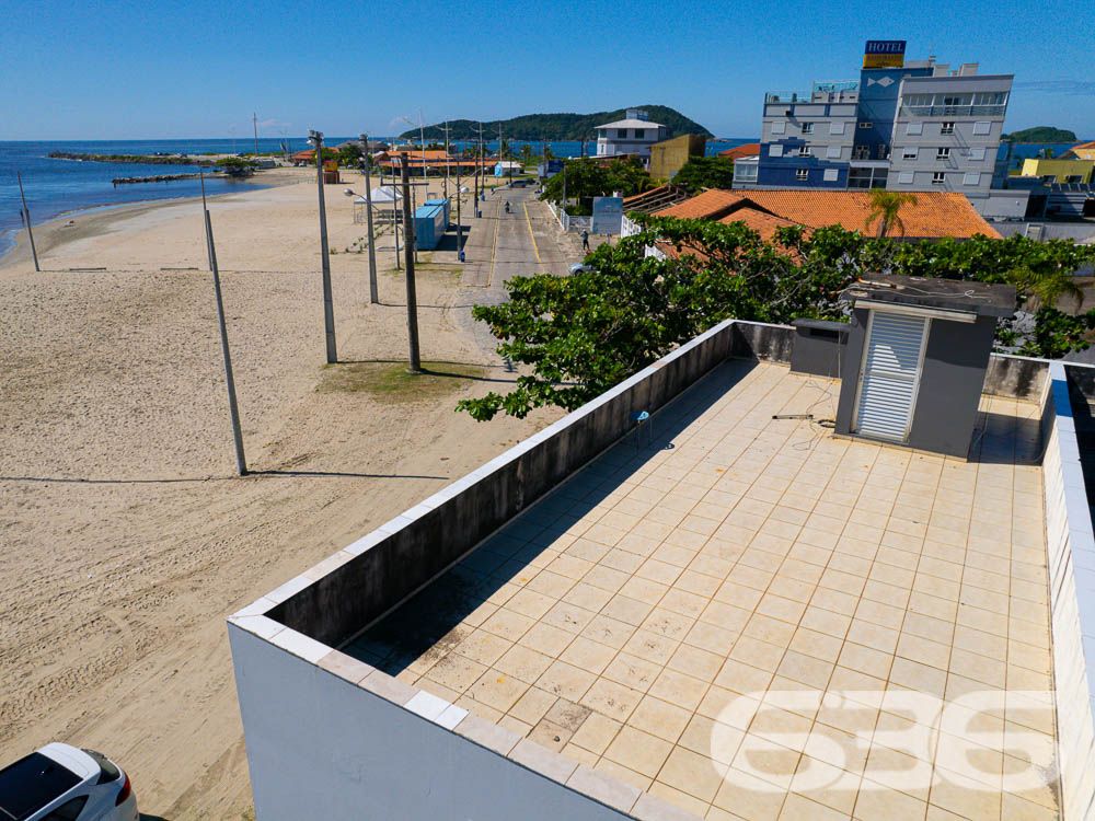 IMÓVEL DE FRENTE PARA A LAGOA EM BALNEÁRIO BARRA DO SUL
Apresentamos uma casa deslumbrante de frente para a Lagoa no centro de Balneário Barra do Sul. Localizada na principal rua da cidade, este incrível imóvel oferece uma vista privilegiada e um amplo pátio, proporcionando espaço e liberdade.
Destaque para o terceiro piso, que oferece uma vista espetacular da Lagoa e até mesmo da praia, permitindo apreciar um pedaço da ilha. Imagine desfrutar dessa vista deslumbrante todos os dias!
Com uma área total de 485m² e 230m² de área construída, esta casa conta com 2 suítes, 4 dormitórios, copa e cozinha conjugada, sala de estar e sala de jantar, despensa, home office, sacada, 3 banheiros, jardim, área de serviço, 2 churrasqueiras e área de festas. Além disso, possui uma garagem coberta para 2 carros.
Os acabamentos impecáveis desta casa proporcionam elegância e sofisticação em cada espaço. Os detalhes em cada cômodo são impressionantes e tornam o imóvel ainda mais encantador.
Além disso, o imóvel possui um jardim bem cuidado e uma área de serviço completa, oferecendo tudo o que você precisa para viver com conforto e qualidade de vida. A casa é totalmente murada e conta com grades, garantindo a segurança que você e sua família merecem.
Não perca essa oportunidade única de adquirir uma propriedade excepcional em uma localização privilegiada. Entre em contato conosco agora mesmo para obter mais informações.
Telefone: (47) 3448-3636
WhatsApp: (47) 99190-0636
Imobiliária 636