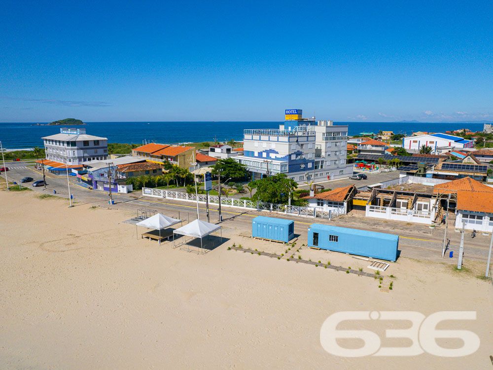 IMÓVEL DE FRENTE PARA A LAGOA EM BALNEÁRIO BARRA DO SUL
Apresentamos uma casa deslumbrante de frente para a Lagoa no centro de Balneário Barra do Sul. Localizada na principal rua da cidade, este incrível imóvel oferece uma vista privilegiada e um amplo pátio, proporcionando espaço e liberdade.
Destaque para o terceiro piso, que oferece uma vista espetacular da Lagoa e até mesmo da praia, permitindo apreciar um pedaço da ilha. Imagine desfrutar dessa vista deslumbrante todos os dias!
Com uma área total de 485m² e 230m² de área construída, esta casa conta com 2 suítes, 4 dormitórios, copa e cozinha conjugada, sala de estar e sala de jantar, despensa, home office, sacada, 3 banheiros, jardim, área de serviço, 2 churrasqueiras e área de festas. Além disso, possui uma garagem coberta para 2 carros.
Os acabamentos impecáveis desta casa proporcionam elegância e sofisticação em cada espaço. Os detalhes em cada cômodo são impressionantes e tornam o imóvel ainda mais encantador.
Além disso, o imóvel possui um jardim bem cuidado e uma área de serviço completa, oferecendo tudo o que você precisa para viver com conforto e qualidade de vida. A casa é totalmente murada e conta com grades, garantindo a segurança que você e sua família merecem.
Não perca essa oportunidade única de adquirir uma propriedade excepcional em uma localização privilegiada. Entre em contato conosco agora mesmo para obter mais informações.
Telefone: (47) 3448-3636
WhatsApp: (47) 99190-0636
Imobiliária 636