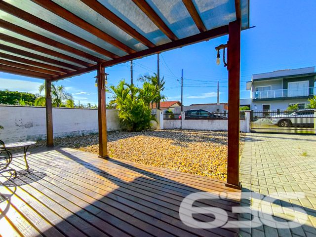 Descubra a excelência de viver bem com a 636 Negócios Imobiliários. Apresentamos um imóvel residencial, situado no coração do Balneário Barra do Sul, em Santa Catarina, no pacífico bairro de Pinheiros. Este lar é a combinação perfeita de conforto, conveniência e beleza, ideal para quem busca tranquilidade e qualidade de vida perto da natureza.
A casa destaca-se por uma suíte com closet, três amplos dormitórios, dois banheiros e garagem com espaço para até quatro veículos, incluindo duas vagas cobertas e duas descobertas. Além disso, a residência oferece uma sala de estar convidativa, cozinha prática e um jardim de inverno que proporciona uma área de convívio tranquila e iluminada, complementada por móveis embutidos que maximizam o espaço.
Pensada para o entretenimento e o lazer, a propriedade inclui uma área de festa com churrasqueira, perfeita para reunir família e amigos em um ambiente privativo e confortável. A casa também é cercada por um jardim encantador, onde a natureza se faz presente, e um portão eletrônico garante a segurança dos moradores.
Localizada a apenas 200 metros da lagoa do Maria Fernanda, esta residência não só oferece uma vista deslumbrante, mas também a vantagem de estar próximo a vias de acesso, transporte público e serviços públicos essenciais, facilitando o dia a dia dos moradores.
A 636 Negócios Imobiliários é reconhecida por sua perfeição técnico-jurídica em mediação de negócios. Com mais de 30 anos de experiência no mercado imobiliário, garantimos um serviço de excelência e confiança na hora de escolher o seu próximo lar.
Não perca esta oportunidade exclusiva de investir em um imóvel que oferece não só uma residência, mas um estilo de vida. Entre em contato hoje mesmo e agende uma visita a este magnífico lar em Balneário Barra do Sul, e deixe-nos ajudar você a realizar o seu sonho imobiliário com a garantia e segurança que só a 636 Negócios Imobiliários pode oferecer.
636 NEGÓCIOS IMOBILIÁRIOS: A SUA MELHOR ESCOLHA
Com mais de 30 anos de experiência, a 636 Negócios Imobiliários é sua parceira ideal para encontrar o imóvel perfeito. Estamos prontos para ajudá-lo a fazer deste imóvel o seu novo lar.
Telefone: (47) 3451-0636
WhatsApp: (47) 99190-0636
Não perca esta oportunidade única. Visite nosso site para mais informações: i636.com.br