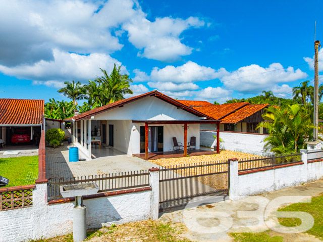 Descubra a excelência de viver bem com a 636 Negócios Imobiliários. Apresentamos um imóvel residencial, situado no coração do Balneário Barra do Sul, em Santa Catarina, no pacífico bairro de Pinheiros. Este lar é a combinação perfeita de conforto, conveniência e beleza, ideal para quem busca tranquilidade e qualidade de vida perto da natureza.
A casa destaca-se por uma suíte com closet, três amplos dormitórios, dois banheiros e garagem com espaço para até quatro veículos, incluindo duas vagas cobertas e duas descobertas. Além disso, a residência oferece uma sala de estar convidativa, cozinha prática e um jardim de inverno que proporciona uma área de convívio tranquila e iluminada, complementada por móveis embutidos que maximizam o espaço.
Pensada para o entretenimento e o lazer, a propriedade inclui uma área de festa com churrasqueira, perfeita para reunir família e amigos em um ambiente privativo e confortável. A casa também é cercada por um jardim encantador, onde a natureza se faz presente, e um portão eletrônico garante a segurança dos moradores.
Localizada a apenas 200 metros da lagoa do Maria Fernanda, esta residência não só oferece uma vista deslumbrante, mas também a vantagem de estar próximo a vias de acesso, transporte público e serviços públicos essenciais, facilitando o dia a dia dos moradores.
A 636 Negócios Imobiliários é reconhecida por sua perfeição técnico-jurídica em mediação de negócios. Com mais de 30 anos de experiência no mercado imobiliário, garantimos um serviço de excelência e confiança na hora de escolher o seu próximo lar.
Não perca esta oportunidade exclusiva de investir em um imóvel que oferece não só uma residência, mas um estilo de vida. Entre em contato hoje mesmo e agende uma visita a este magnífico lar em Balneário Barra do Sul, e deixe-nos ajudar você a realizar o seu sonho imobiliário com a garantia e segurança que só a 636 Negócios Imobiliários pode oferecer.
636 NEGÓCIOS IMOBILIÁRIOS: A SUA MELHOR ESCOLHA
Com mais de 30 anos de experiência, a 636 Negócios Imobiliários é sua parceira ideal para encontrar o imóvel perfeito. Estamos prontos para ajudá-lo a fazer deste imóvel o seu novo lar.
Telefone: (47) 3451-0636
WhatsApp: (47) 99190-0636
Não perca esta oportunidade única. Visite nosso site para mais informações: i636.com.br
