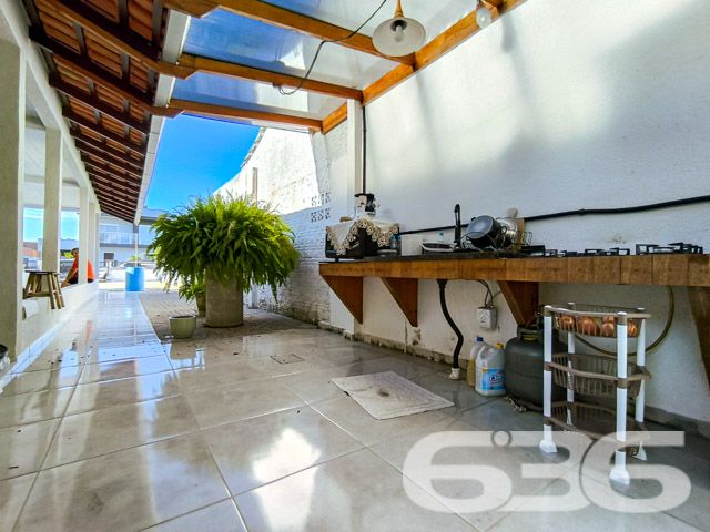 Descubra a excelência de viver bem com a 636 Negócios Imobiliários. Apresentamos um imóvel residencial, situado no coração do Balneário Barra do Sul, em Santa Catarina, no pacífico bairro de Pinheiros. Este lar é a combinação perfeita de conforto, conveniência e beleza, ideal para quem busca tranquilidade e qualidade de vida perto da natureza.
A casa destaca-se por uma suíte com closet, três amplos dormitórios, dois banheiros e garagem com espaço para até quatro veículos, incluindo duas vagas cobertas e duas descobertas. Além disso, a residência oferece uma sala de estar convidativa, cozinha prática e um jardim de inverno que proporciona uma área de convívio tranquila e iluminada, complementada por móveis embutidos que maximizam o espaço.
Pensada para o entretenimento e o lazer, a propriedade inclui uma área de festa com churrasqueira, perfeita para reunir família e amigos em um ambiente privativo e confortável. A casa também é cercada por um jardim encantador, onde a natureza se faz presente, e um portão eletrônico garante a segurança dos moradores.
Localizada a apenas 200 metros da lagoa do Maria Fernanda, esta residência não só oferece uma vista deslumbrante, mas também a vantagem de estar próximo a vias de acesso, transporte público e serviços públicos essenciais, facilitando o dia a dia dos moradores.
A 636 Negócios Imobiliários é reconhecida por sua perfeição técnico-jurídica em mediação de negócios. Com mais de 30 anos de experiência no mercado imobiliário, garantimos um serviço de excelência e confiança na hora de escolher o seu próximo lar.
Não perca esta oportunidade exclusiva de investir em um imóvel que oferece não só uma residência, mas um estilo de vida. Entre em contato hoje mesmo e agende uma visita a este magnífico lar em Balneário Barra do Sul, e deixe-nos ajudar você a realizar o seu sonho imobiliário com a garantia e segurança que só a 636 Negócios Imobiliários pode oferecer.
636 NEGÓCIOS IMOBILIÁRIOS: A SUA MELHOR ESCOLHA
Com mais de 30 anos de experiência, a 636 Negócios Imobiliários é sua parceira ideal para encontrar o imóvel perfeito. Estamos prontos para ajudá-lo a fazer deste imóvel o seu novo lar.
Telefone: (47) 3451-0636
WhatsApp: (47) 99190-0636
Não perca esta oportunidade única. Visite nosso site para mais informações: i636.com.br