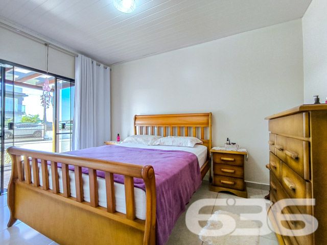 Descubra a excelência de viver bem com a 636 Negócios Imobiliários. Apresentamos um imóvel residencial, situado no coração do Balneário Barra do Sul, em Santa Catarina, no pacífico bairro de Pinheiros. Este lar é a combinação perfeita de conforto, conveniência e beleza, ideal para quem busca tranquilidade e qualidade de vida perto da natureza.
A casa destaca-se por uma suíte com closet, três amplos dormitórios, dois banheiros e garagem com espaço para até quatro veículos, incluindo duas vagas cobertas e duas descobertas. Além disso, a residência oferece uma sala de estar convidativa, cozinha prática e um jardim de inverno que proporciona uma área de convívio tranquila e iluminada, complementada por móveis embutidos que maximizam o espaço.
Pensada para o entretenimento e o lazer, a propriedade inclui uma área de festa com churrasqueira, perfeita para reunir família e amigos em um ambiente privativo e confortável. A casa também é cercada por um jardim encantador, onde a natureza se faz presente, e um portão eletrônico garante a segurança dos moradores.
Localizada a apenas 200 metros da lagoa do Maria Fernanda, esta residência não só oferece uma vista deslumbrante, mas também a vantagem de estar próximo a vias de acesso, transporte público e serviços públicos essenciais, facilitando o dia a dia dos moradores.
A 636 Negócios Imobiliários é reconhecida por sua perfeição técnico-jurídica em mediação de negócios. Com mais de 30 anos de experiência no mercado imobiliário, garantimos um serviço de excelência e confiança na hora de escolher o seu próximo lar.
Não perca esta oportunidade exclusiva de investir em um imóvel que oferece não só uma residência, mas um estilo de vida. Entre em contato hoje mesmo e agende uma visita a este magnífico lar em Balneário Barra do Sul, e deixe-nos ajudar você a realizar o seu sonho imobiliário com a garantia e segurança que só a 636 Negócios Imobiliários pode oferecer.
636 NEGÓCIOS IMOBILIÁRIOS: A SUA MELHOR ESCOLHA
Com mais de 30 anos de experiência, a 636 Negócios Imobiliários é sua parceira ideal para encontrar o imóvel perfeito. Estamos prontos para ajudá-lo a fazer deste imóvel o seu novo lar.
Telefone: (47) 3451-0636
WhatsApp: (47) 99190-0636
Não perca esta oportunidade única. Visite nosso site para mais informações: i636.com.br