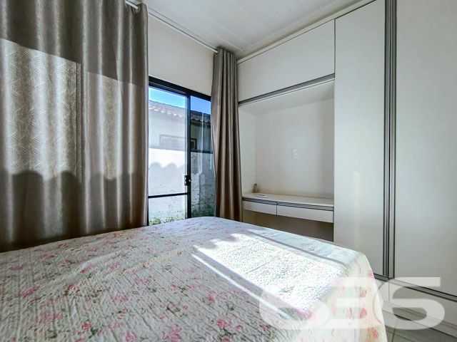 Descubra a excelência de viver bem com a 636 Negócios Imobiliários. Apresentamos um imóvel residencial, situado no coração do Balneário Barra do Sul, em Santa Catarina, no pacífico bairro de Pinheiros. Este lar é a combinação perfeita de conforto, conveniência e beleza, ideal para quem busca tranquilidade e qualidade de vida perto da natureza.
A casa destaca-se por uma suíte com closet, três amplos dormitórios, dois banheiros e garagem com espaço para até quatro veículos, incluindo duas vagas cobertas e duas descobertas. Além disso, a residência oferece uma sala de estar convidativa, cozinha prática e um jardim de inverno que proporciona uma área de convívio tranquila e iluminada, complementada por móveis embutidos que maximizam o espaço.
Pensada para o entretenimento e o lazer, a propriedade inclui uma área de festa com churrasqueira, perfeita para reunir família e amigos em um ambiente privativo e confortável. A casa também é cercada por um jardim encantador, onde a natureza se faz presente, e um portão eletrônico garante a segurança dos moradores.
Localizada a apenas 200 metros da lagoa do Maria Fernanda, esta residência não só oferece uma vista deslumbrante, mas também a vantagem de estar próximo a vias de acesso, transporte público e serviços públicos essenciais, facilitando o dia a dia dos moradores.
A 636 Negócios Imobiliários é reconhecida por sua perfeição técnico-jurídica em mediação de negócios. Com mais de 30 anos de experiência no mercado imobiliário, garantimos um serviço de excelência e confiança na hora de escolher o seu próximo lar.
Não perca esta oportunidade exclusiva de investir em um imóvel que oferece não só uma residência, mas um estilo de vida. Entre em contato hoje mesmo e agende uma visita a este magnífico lar em Balneário Barra do Sul, e deixe-nos ajudar você a realizar o seu sonho imobiliário com a garantia e segurança que só a 636 Negócios Imobiliários pode oferecer.
636 NEGÓCIOS IMOBILIÁRIOS: A SUA MELHOR ESCOLHA
Com mais de 30 anos de experiência, a 636 Negócios Imobiliários é sua parceira ideal para encontrar o imóvel perfeito. Estamos prontos para ajudá-lo a fazer deste imóvel o seu novo lar.
Telefone: (47) 3451-0636
WhatsApp: (47) 99190-0636
Não perca esta oportunidade única. Visite nosso site para mais informações: i636.com.br
