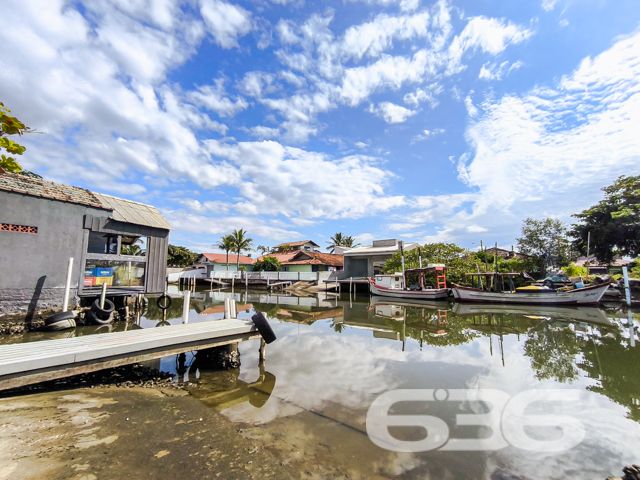 Descubra um santuário de tranquilidade e conforto no coração de Balneário Barra do Sul, SC. Este magnífico sobrado, situado em um condomínio fechado com marina e fazendo fundos para o rio, oferece uma experiência de vida idílica, perfeita para quem busca segurança, comodidade e uma conexão única com a natureza.

Este imóvel possui 85,40m² de área, distribuídos de maneira inteligente e acolhedora. Com uma arquitetura que valoriza a luminosidade e ventilação natural, cada espaço foi cuidadosamente planejado para oferecer o máximo de conforto e funcionalidade.

Composição do imóvel:
Garagem coberta: Segurança e comodidade para seus veículos.
3 dormitórios: Espaçosos e aconchegantes, com móveis planejados.
Banheiro: Equipado e moderno.
Piscina privativa: Ideal para relaxar e se divertir com privacidade.
Sala de estar: Ampla e convidativa.
Cozinha: Moderna e completamente equipada.
Áreas de serviço: Funcionais e bem dimensionadas.
Portão eletrônico e interfone: Para sua total segurança e conforto.
Área de festa com quiosque e churrasqueira: Perfeita para receber amigos e familiares.
Sacada: Com vista deslumbrante para o entorno.

Este imóvel está localizado no Centro de Balneário Barra do Sul, uma região que oferece uma excelente qualidade de vida, com fácil acesso a serviços públicos essenciais, vias de acesso e transporte público. O terreno possui 107,37m², com dimensões que garantem uma excelente utilização do espaço.

Destaques adicionais:

Pronto para morar com muito estilo e conforto.
Permite animais: Seus pets são bem-vindos.
Conexão com a internet por fibra: Para todas as suas necessidades online.
Localização privilegiada: Próximo a vias de acesso e com uma infraestrutura completa no condomínio.

Este imóvel não só atende como supera as expectativas de quem busca uma vida com qualidade, segurança e lazer. Seja para viver momentos inesquecíveis com a família ou para investir em um imóvel com alta valorização, aqui você encontrará o melhor que Balneário Barra do Sul tem a oferecer. Venha conhecer e se encantar com este belo sobrado em nossa cidade paradisíaca!

 636 NEGÓCIOS IMOBILIÁRIOS: A SUA MELHOR ESCOLHA
Com mais de 30 anos de experiência, a 636 Negócios Imobiliários é sua parceira ideal para encontrar o imóvel perfeito. Estamos prontos para ajudá-lo a fazer deste imóvel o seu novo lar.
 
Telefone: (47) 3451-0636
WhatsApp: (47) 99190-0636
 
Não perca esta oportunidade única. Visite nosso site para mais informações: i636.com.br