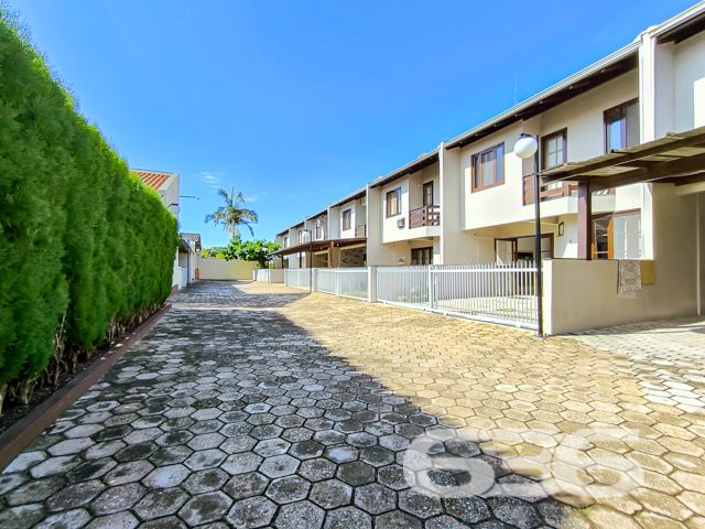 Descubra um santuário de tranquilidade e conforto no coração de Balneário Barra do Sul, SC. Este magnífico sobrado, situado em um condomínio fechado com marina e fazendo fundos para o rio, oferece uma experiência de vida idílica, perfeita para quem busca segurança, comodidade e uma conexão única com a natureza.

Este imóvel possui 85,40m² de área, distribuídos de maneira inteligente e acolhedora. Com uma arquitetura que valoriza a luminosidade e ventilação natural, cada espaço foi cuidadosamente planejado para oferecer o máximo de conforto e funcionalidade.

Composição do imóvel:
Garagem coberta: Segurança e comodidade para seus veículos.
3 dormitórios: Espaçosos e aconchegantes, com móveis planejados.
Banheiro: Equipado e moderno.
Piscina privativa: Ideal para relaxar e se divertir com privacidade.
Sala de estar: Ampla e convidativa.
Cozinha: Moderna e completamente equipada.
Áreas de serviço: Funcionais e bem dimensionadas.
Portão eletrônico e interfone: Para sua total segurança e conforto.
Área de festa com quiosque e churrasqueira: Perfeita para receber amigos e familiares.
Sacada: Com vista deslumbrante para o entorno.

Este imóvel está localizado no Centro de Balneário Barra do Sul, uma região que oferece uma excelente qualidade de vida, com fácil acesso a serviços públicos essenciais, vias de acesso e transporte público. O terreno possui 107,37m², com dimensões que garantem uma excelente utilização do espaço.

Destaques adicionais:

Pronto para morar com muito estilo e conforto.
Permite animais: Seus pets são bem-vindos.
Conexão com a internet por fibra: Para todas as suas necessidades online.
Localização privilegiada: Próximo a vias de acesso e com uma infraestrutura completa no condomínio.

Este imóvel não só atende como supera as expectativas de quem busca uma vida com qualidade, segurança e lazer. Seja para viver momentos inesquecíveis com a família ou para investir em um imóvel com alta valorização, aqui você encontrará o melhor que Balneário Barra do Sul tem a oferecer. Venha conhecer e se encantar com este belo sobrado em nossa cidade paradisíaca!

 636 NEGÓCIOS IMOBILIÁRIOS: A SUA MELHOR ESCOLHA
Com mais de 30 anos de experiência, a 636 Negócios Imobiliários é sua parceira ideal para encontrar o imóvel perfeito. Estamos prontos para ajudá-lo a fazer deste imóvel o seu novo lar.
 
Telefone: (47) 3451-0636
WhatsApp: (47) 99190-0636
 
Não perca esta oportunidade única. Visite nosso site para mais informações: i636.com.br