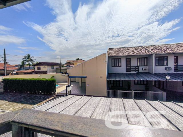 Descubra um santuário de tranquilidade e conforto no coração de Balneário Barra do Sul, SC. Este magnífico sobrado, situado em um condomínio fechado com marina e fazendo fundos para o rio, oferece uma experiência de vida idílica, perfeita para quem busca segurança, comodidade e uma conexão única com a natureza.

Este imóvel possui 85,40m² de área, distribuídos de maneira inteligente e acolhedora. Com uma arquitetura que valoriza a luminosidade e ventilação natural, cada espaço foi cuidadosamente planejado para oferecer o máximo de conforto e funcionalidade.

Composição do imóvel:
Garagem coberta: Segurança e comodidade para seus veículos.
3 dormitórios: Espaçosos e aconchegantes, com móveis planejados.
Banheiro: Equipado e moderno.
Piscina privativa: Ideal para relaxar e se divertir com privacidade.
Sala de estar: Ampla e convidativa.
Cozinha: Moderna e completamente equipada.
Áreas de serviço: Funcionais e bem dimensionadas.
Portão eletrônico e interfone: Para sua total segurança e conforto.
Área de festa com quiosque e churrasqueira: Perfeita para receber amigos e familiares.
Sacada: Com vista deslumbrante para o entorno.

Este imóvel está localizado no Centro de Balneário Barra do Sul, uma região que oferece uma excelente qualidade de vida, com fácil acesso a serviços públicos essenciais, vias de acesso e transporte público. O terreno possui 107,37m², com dimensões que garantem uma excelente utilização do espaço.

Destaques adicionais:

Pronto para morar com muito estilo e conforto.
Permite animais: Seus pets são bem-vindos.
Conexão com a internet por fibra: Para todas as suas necessidades online.
Localização privilegiada: Próximo a vias de acesso e com uma infraestrutura completa no condomínio.

Este imóvel não só atende como supera as expectativas de quem busca uma vida com qualidade, segurança e lazer. Seja para viver momentos inesquecíveis com a família ou para investir em um imóvel com alta valorização, aqui você encontrará o melhor que Balneário Barra do Sul tem a oferecer. Venha conhecer e se encantar com este belo sobrado em nossa cidade paradisíaca!

 636 NEGÓCIOS IMOBILIÁRIOS: A SUA MELHOR ESCOLHA
Com mais de 30 anos de experiência, a 636 Negócios Imobiliários é sua parceira ideal para encontrar o imóvel perfeito. Estamos prontos para ajudá-lo a fazer deste imóvel o seu novo lar.
 
Telefone: (47) 3451-0636
WhatsApp: (47) 99190-0636
 
Não perca esta oportunidade única. Visite nosso site para mais informações: i636.com.br