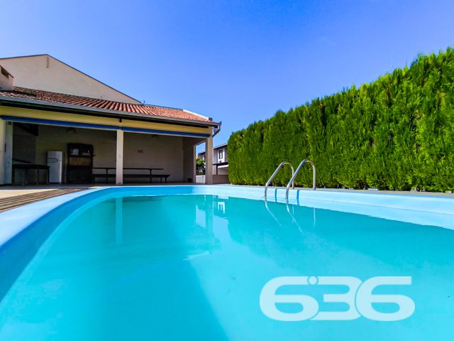 Descubra um santuário de tranquilidade e conforto no coração de Balneário Barra do Sul, SC. Este magnífico sobrado, situado em um condomínio fechado com marina e fazendo fundos para o rio, oferece uma experiência de vida idílica, perfeita para quem busca segurança, comodidade e uma conexão única com a natureza.

Este imóvel possui 85,40m² de área, distribuídos de maneira inteligente e acolhedora. Com uma arquitetura que valoriza a luminosidade e ventilação natural, cada espaço foi cuidadosamente planejado para oferecer o máximo de conforto e funcionalidade.

Composição do imóvel:
Garagem coberta: Segurança e comodidade para seus veículos.
3 dormitórios: Espaçosos e aconchegantes, com móveis planejados.
Banheiro: Equipado e moderno.
Piscina privativa: Ideal para relaxar e se divertir com privacidade.
Sala de estar: Ampla e convidativa.
Cozinha: Moderna e completamente equipada.
Áreas de serviço: Funcionais e bem dimensionadas.
Portão eletrônico e interfone: Para sua total segurança e conforto.
Área de festa com quiosque e churrasqueira: Perfeita para receber amigos e familiares.
Sacada: Com vista deslumbrante para o entorno.

Este imóvel está localizado no Centro de Balneário Barra do Sul, uma região que oferece uma excelente qualidade de vida, com fácil acesso a serviços públicos essenciais, vias de acesso e transporte público. O terreno possui 107,37m², com dimensões que garantem uma excelente utilização do espaço.

Destaques adicionais:

Pronto para morar com muito estilo e conforto.
Permite animais: Seus pets são bem-vindos.
Conexão com a internet por fibra: Para todas as suas necessidades online.
Localização privilegiada: Próximo a vias de acesso e com uma infraestrutura completa no condomínio.

Este imóvel não só atende como supera as expectativas de quem busca uma vida com qualidade, segurança e lazer. Seja para viver momentos inesquecíveis com a família ou para investir em um imóvel com alta valorização, aqui você encontrará o melhor que Balneário Barra do Sul tem a oferecer. Venha conhecer e se encantar com este belo sobrado em nossa cidade paradisíaca!

 636 NEGÓCIOS IMOBILIÁRIOS: A SUA MELHOR ESCOLHA
Com mais de 30 anos de experiência, a 636 Negócios Imobiliários é sua parceira ideal para encontrar o imóvel perfeito. Estamos prontos para ajudá-lo a fazer deste imóvel o seu novo lar.
 
Telefone: (47) 3451-0636
WhatsApp: (47) 99190-0636
 
Não perca esta oportunidade única. Visite nosso site para mais informações: i636.com.br