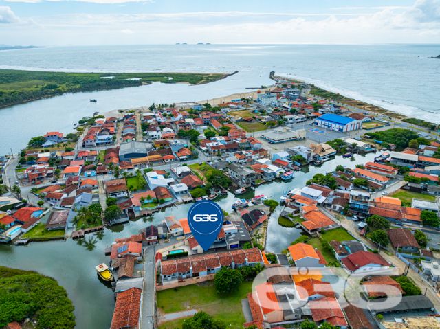 Descubra um santuário de tranquilidade e conforto no coração de Balneário Barra do Sul, SC. Este magnífico sobrado, situado em um condomínio fechado com marina e fazendo fundos para o rio, oferece uma experiência de vida idílica, perfeita para quem busca segurança, comodidade e uma conexão única com a natureza.

Este imóvel possui 85,40m² de área, distribuídos de maneira inteligente e acolhedora. Com uma arquitetura que valoriza a luminosidade e ventilação natural, cada espaço foi cuidadosamente planejado para oferecer o máximo de conforto e funcionalidade.

Composição do imóvel:
Garagem coberta: Segurança e comodidade para seus veículos.
3 dormitórios: Espaçosos e aconchegantes, com móveis planejados.
Banheiro: Equipado e moderno.
Piscina privativa: Ideal para relaxar e se divertir com privacidade.
Sala de estar: Ampla e convidativa.
Cozinha: Moderna e completamente equipada.
Áreas de serviço: Funcionais e bem dimensionadas.
Portão eletrônico e interfone: Para sua total segurança e conforto.
Área de festa com quiosque e churrasqueira: Perfeita para receber amigos e familiares.
Sacada: Com vista deslumbrante para o entorno.

Este imóvel está localizado no Centro de Balneário Barra do Sul, uma região que oferece uma excelente qualidade de vida, com fácil acesso a serviços públicos essenciais, vias de acesso e transporte público. O terreno possui 107,37m², com dimensões que garantem uma excelente utilização do espaço.

Destaques adicionais:

Pronto para morar com muito estilo e conforto.
Permite animais: Seus pets são bem-vindos.
Conexão com a internet por fibra: Para todas as suas necessidades online.
Localização privilegiada: Próximo a vias de acesso e com uma infraestrutura completa no condomínio.

Este imóvel não só atende como supera as expectativas de quem busca uma vida com qualidade, segurança e lazer. Seja para viver momentos inesquecíveis com a família ou para investir em um imóvel com alta valorização, aqui você encontrará o melhor que Balneário Barra do Sul tem a oferecer. Venha conhecer e se encantar com este belo sobrado em nossa cidade paradisíaca!

 636 NEGÓCIOS IMOBILIÁRIOS: A SUA MELHOR ESCOLHA
Com mais de 30 anos de experiência, a 636 Negócios Imobiliários é sua parceira ideal para encontrar o imóvel perfeito. Estamos prontos para ajudá-lo a fazer deste imóvel o seu novo lar.
 
Telefone: (47) 3451-0636
WhatsApp: (47) 99190-0636
 
Não perca esta oportunidade única. Visite nosso site para mais informações: i636.com.br