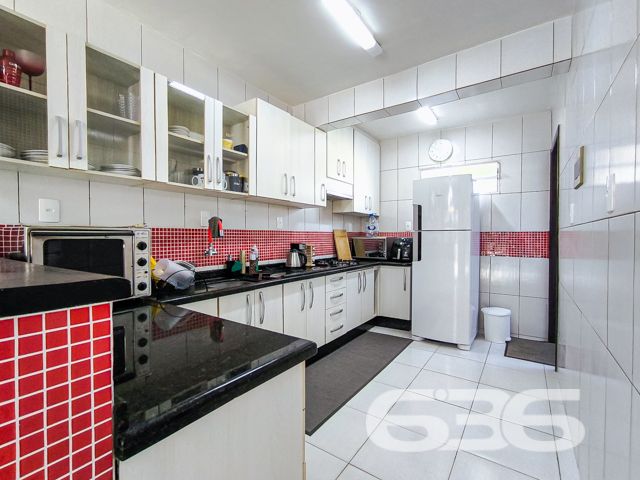 Descubra um santuário de tranquilidade e conforto no coração de Balneário Barra do Sul, SC. Este magnífico sobrado, situado em um condomínio fechado com marina e fazendo fundos para o rio, oferece uma experiência de vida idílica, perfeita para quem busca segurança, comodidade e uma conexão única com a natureza.

Este imóvel possui 85,40m² de área, distribuídos de maneira inteligente e acolhedora. Com uma arquitetura que valoriza a luminosidade e ventilação natural, cada espaço foi cuidadosamente planejado para oferecer o máximo de conforto e funcionalidade.

Composição do imóvel:
Garagem coberta: Segurança e comodidade para seus veículos.
3 dormitórios: Espaçosos e aconchegantes, com móveis planejados.
Banheiro: Equipado e moderno.
Piscina privativa: Ideal para relaxar e se divertir com privacidade.
Sala de estar: Ampla e convidativa.
Cozinha: Moderna e completamente equipada.
Áreas de serviço: Funcionais e bem dimensionadas.
Portão eletrônico e interfone: Para sua total segurança e conforto.
Área de festa com quiosque e churrasqueira: Perfeita para receber amigos e familiares.
Sacada: Com vista deslumbrante para o entorno.

Este imóvel está localizado no Centro de Balneário Barra do Sul, uma região que oferece uma excelente qualidade de vida, com fácil acesso a serviços públicos essenciais, vias de acesso e transporte público. O terreno possui 107,37m², com dimensões que garantem uma excelente utilização do espaço.

Destaques adicionais:

Pronto para morar com muito estilo e conforto.
Permite animais: Seus pets são bem-vindos.
Conexão com a internet por fibra: Para todas as suas necessidades online.
Localização privilegiada: Próximo a vias de acesso e com uma infraestrutura completa no condomínio.

Este imóvel não só atende como supera as expectativas de quem busca uma vida com qualidade, segurança e lazer. Seja para viver momentos inesquecíveis com a família ou para investir em um imóvel com alta valorização, aqui você encontrará o melhor que Balneário Barra do Sul tem a oferecer. Venha conhecer e se encantar com este belo sobrado em nossa cidade paradisíaca!

 636 NEGÓCIOS IMOBILIÁRIOS: A SUA MELHOR ESCOLHA
Com mais de 30 anos de experiência, a 636 Negócios Imobiliários é sua parceira ideal para encontrar o imóvel perfeito. Estamos prontos para ajudá-lo a fazer deste imóvel o seu novo lar.
 
Telefone: (47) 3451-0636
WhatsApp: (47) 99190-0636
 
Não perca esta oportunidade única. Visite nosso site para mais informações: i636.com.br
