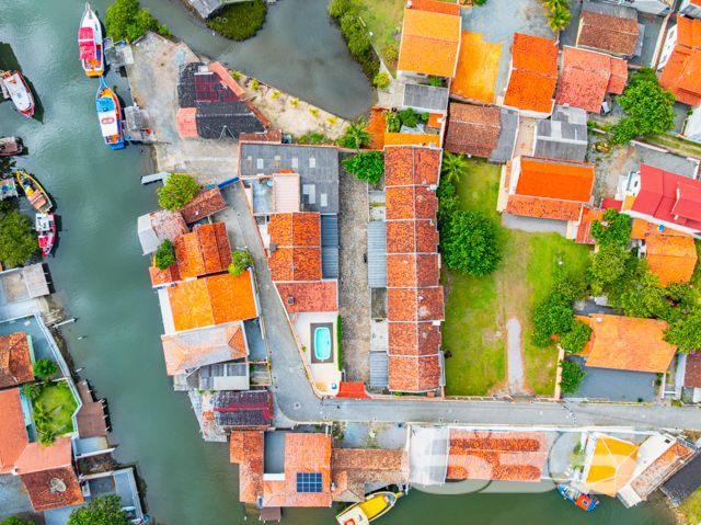 Descubra um santuário de tranquilidade e conforto no coração de Balneário Barra do Sul, SC. Este magnífico sobrado, situado em um condomínio fechado com marina e fazendo fundos para o rio, oferece uma experiência de vida idílica, perfeita para quem busca segurança, comodidade e uma conexão única com a natureza.

Este imóvel possui 85,40m² de área, distribuídos de maneira inteligente e acolhedora. Com uma arquitetura que valoriza a luminosidade e ventilação natural, cada espaço foi cuidadosamente planejado para oferecer o máximo de conforto e funcionalidade.

Composição do imóvel:
Garagem coberta: Segurança e comodidade para seus veículos.
3 dormitórios: Espaçosos e aconchegantes, com móveis planejados.
Banheiro: Equipado e moderno.
Piscina privativa: Ideal para relaxar e se divertir com privacidade.
Sala de estar: Ampla e convidativa.
Cozinha: Moderna e completamente equipada.
Áreas de serviço: Funcionais e bem dimensionadas.
Portão eletrônico e interfone: Para sua total segurança e conforto.
Área de festa com quiosque e churrasqueira: Perfeita para receber amigos e familiares.
Sacada: Com vista deslumbrante para o entorno.

Este imóvel está localizado no Centro de Balneário Barra do Sul, uma região que oferece uma excelente qualidade de vida, com fácil acesso a serviços públicos essenciais, vias de acesso e transporte público. O terreno possui 107,37m², com dimensões que garantem uma excelente utilização do espaço.

Destaques adicionais:

Pronto para morar com muito estilo e conforto.
Permite animais: Seus pets são bem-vindos.
Conexão com a internet por fibra: Para todas as suas necessidades online.
Localização privilegiada: Próximo a vias de acesso e com uma infraestrutura completa no condomínio.

Este imóvel não só atende como supera as expectativas de quem busca uma vida com qualidade, segurança e lazer. Seja para viver momentos inesquecíveis com a família ou para investir em um imóvel com alta valorização, aqui você encontrará o melhor que Balneário Barra do Sul tem a oferecer. Venha conhecer e se encantar com este belo sobrado em nossa cidade paradisíaca!

 636 NEGÓCIOS IMOBILIÁRIOS: A SUA MELHOR ESCOLHA
Com mais de 30 anos de experiência, a 636 Negócios Imobiliários é sua parceira ideal para encontrar o imóvel perfeito. Estamos prontos para ajudá-lo a fazer deste imóvel o seu novo lar.
 
Telefone: (47) 3451-0636
WhatsApp: (47) 99190-0636
 
Não perca esta oportunidade única. Visite nosso site para mais informações: i636.com.br