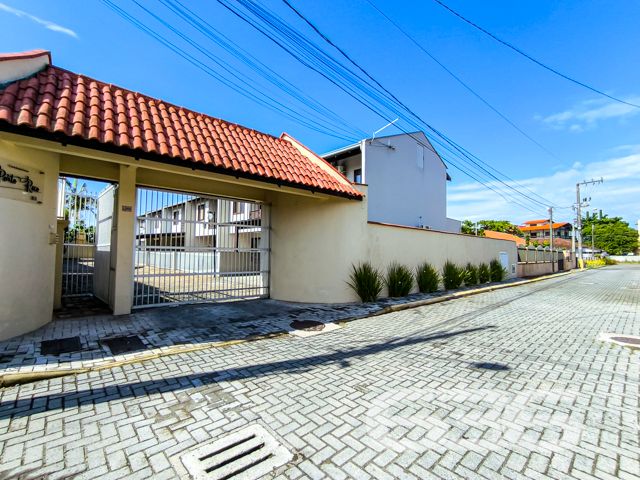 Descubra um santuário de tranquilidade e conforto no coração de Balneário Barra do Sul, SC. Este magnífico sobrado, situado em um condomínio fechado com marina e fazendo fundos para o rio, oferece uma experiência de vida idílica, perfeita para quem busca segurança, comodidade e uma conexão única com a natureza.

Este imóvel possui 85,40m² de área, distribuídos de maneira inteligente e acolhedora. Com uma arquitetura que valoriza a luminosidade e ventilação natural, cada espaço foi cuidadosamente planejado para oferecer o máximo de conforto e funcionalidade.

Composição do imóvel:
Garagem coberta: Segurança e comodidade para seus veículos.
3 dormitórios: Espaçosos e aconchegantes, com móveis planejados.
Banheiro: Equipado e moderno.
Piscina privativa: Ideal para relaxar e se divertir com privacidade.
Sala de estar: Ampla e convidativa.
Cozinha: Moderna e completamente equipada.
Áreas de serviço: Funcionais e bem dimensionadas.
Portão eletrônico e interfone: Para sua total segurança e conforto.
Área de festa com quiosque e churrasqueira: Perfeita para receber amigos e familiares.
Sacada: Com vista deslumbrante para o entorno.

Este imóvel está localizado no Centro de Balneário Barra do Sul, uma região que oferece uma excelente qualidade de vida, com fácil acesso a serviços públicos essenciais, vias de acesso e transporte público. O terreno possui 107,37m², com dimensões que garantem uma excelente utilização do espaço.

Destaques adicionais:

Pronto para morar com muito estilo e conforto.
Permite animais: Seus pets são bem-vindos.
Conexão com a internet por fibra: Para todas as suas necessidades online.
Localização privilegiada: Próximo a vias de acesso e com uma infraestrutura completa no condomínio.

Este imóvel não só atende como supera as expectativas de quem busca uma vida com qualidade, segurança e lazer. Seja para viver momentos inesquecíveis com a família ou para investir em um imóvel com alta valorização, aqui você encontrará o melhor que Balneário Barra do Sul tem a oferecer. Venha conhecer e se encantar com este belo sobrado em nossa cidade paradisíaca!

 636 NEGÓCIOS IMOBILIÁRIOS: A SUA MELHOR ESCOLHA
Com mais de 30 anos de experiência, a 636 Negócios Imobiliários é sua parceira ideal para encontrar o imóvel perfeito. Estamos prontos para ajudá-lo a fazer deste imóvel o seu novo lar.
 
Telefone: (47) 3451-0636
WhatsApp: (47) 99190-0636
 
Não perca esta oportunidade única. Visite nosso site para mais informações: i636.com.br