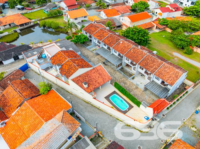 Descubra um santuário de tranquilidade e conforto no coração de Balneário Barra do Sul, SC. Este magnífico sobrado, situado em um condomínio fechado com marina e fazendo fundos para o rio, oferece uma experiência de vida idílica, perfeita para quem busca segurança, comodidade e uma conexão única com a natureza.

Este imóvel possui 85,40m² de área, distribuídos de maneira inteligente e acolhedora. Com uma arquitetura que valoriza a luminosidade e ventilação natural, cada espaço foi cuidadosamente planejado para oferecer o máximo de conforto e funcionalidade.

Composição do imóvel:
Garagem coberta: Segurança e comodidade para seus veículos.
3 dormitórios: Espaçosos e aconchegantes, com móveis planejados.
Banheiro: Equipado e moderno.
Piscina privativa: Ideal para relaxar e se divertir com privacidade.
Sala de estar: Ampla e convidativa.
Cozinha: Moderna e completamente equipada.
Áreas de serviço: Funcionais e bem dimensionadas.
Portão eletrônico e interfone: Para sua total segurança e conforto.
Área de festa com quiosque e churrasqueira: Perfeita para receber amigos e familiares.
Sacada: Com vista deslumbrante para o entorno.

Este imóvel está localizado no Centro de Balneário Barra do Sul, uma região que oferece uma excelente qualidade de vida, com fácil acesso a serviços públicos essenciais, vias de acesso e transporte público. O terreno possui 107,37m², com dimensões que garantem uma excelente utilização do espaço.

Destaques adicionais:

Pronto para morar com muito estilo e conforto.
Permite animais: Seus pets são bem-vindos.
Conexão com a internet por fibra: Para todas as suas necessidades online.
Localização privilegiada: Próximo a vias de acesso e com uma infraestrutura completa no condomínio.

Este imóvel não só atende como supera as expectativas de quem busca uma vida com qualidade, segurança e lazer. Seja para viver momentos inesquecíveis com a família ou para investir em um imóvel com alta valorização, aqui você encontrará o melhor que Balneário Barra do Sul tem a oferecer. Venha conhecer e se encantar com este belo sobrado em nossa cidade paradisíaca!

 636 NEGÓCIOS IMOBILIÁRIOS: A SUA MELHOR ESCOLHA
Com mais de 30 anos de experiência, a 636 Negócios Imobiliários é sua parceira ideal para encontrar o imóvel perfeito. Estamos prontos para ajudá-lo a fazer deste imóvel o seu novo lar.
 
Telefone: (47) 3451-0636
WhatsApp: (47) 99190-0636
 
Não perca esta oportunidade única. Visite nosso site para mais informações: i636.com.br