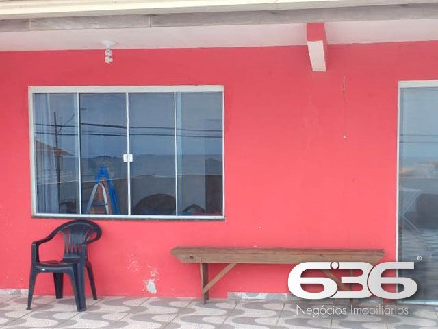 UMA JÓIA NO LITORAL CATARINENSE: IMÓVEL RESIDENCIAL E COMERCIAL A POUCOS PASSOS DA PRAIA EM BALNEÁRIO BARRA DO SUL!

Já imaginou viver e empreender no mesmo lugar, em um imóvel que une conforto, versatilidade e localização privilegiada? Esta é a oportunidade que você estava esperando! Situado no coração do bairro Salinas, em Balneário Barra do Sul/SC, este imóvel de esquina é perfeito para quem deseja aliar qualidade de vida à rentabilidade.

Com uma área total de 380m² e uma construção sólida de 220m², este imóvel foi projetado para atender tanto às necessidades de quem procura um lar espaçoso quanto de quem deseja investir em um ponto comercial com alto potencial.

CARACTERÍSTICAS DO IMÓVEL

Piso Superior:

Apartamento amplo com 3 dormitórios, incluindo uma suíte.
Sala de estar e jantar integradas, perfeitas para momentos em família.
Cozinha funcional, pronta para ser personalizada.
Sacada com churrasqueira, ideal para desfrutar de dias ensolarados e noites agradáveis com vista para o mar.

Piso Inferior:

Estrutura comercial completa, atualmente adaptada para restaurante ou outro empreendimento.
Dois banheiros e espaço amplo que pode ser facilmente configurado conforme sua necessidade.
Ideal para atender turistas e moradores, aproveitando o grande movimento da região.

Garagem:

6 vagas, sendo 2 cobertas e 4 descobertas, garantindo praticidade e conforto para moradores e clientes.

O QUE TORNA ESTE IMÓVEL ESPECIAL?

Localização Impecável: Situado a poucos metros da praia, este imóvel oferece a atmosfera perfeita do litoral. Caminhe até o mar em instantes e aproveite a brisa fresca e o som relaxante das ondas.


UM LUGAR PARA MORAR, INVESTIR E VIVER GRANDES MOMENTOS
Imagine passar os dias com a família em um espaço confortável, enquanto administra um negócio próspero no térreo. Ou, se preferir, aproveite o imóvel para locações de temporada, explorando o alto fluxo turístico de Balneário Barra do Sul. Seja qual for sua escolha, este imóvel é um investimento certeiro.

Com sua localização estratégica, a apenas alguns metros da praia e próximo a comércios locais, este imóvel tem tudo para ser o ponto alto do seu portfólio.

Agende já uma visita e descubra o potencial deste imóvel único. Seja para viver ou empreender, aqui está o início de um novo capítulo em sua vida!

636 NEGÓCIOS IMOBILIÁRIOS: A SUA MELHOR ESCOLHA
Com mais de 30 anos de experiência, a 636 Negócios Imobiliários é sua parceira ideal para encontrar o imóvel perfeito. Estamos prontos para ajudá-lo a fazer deste imóvel o seu novo lar.
 
Telefone: (47) 3451-0636
WhatsApp: (47) 99190-0636
 
Não perca esta oportunidade única. Visite nosso site para mais informações: i636.com.br
