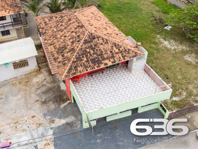 UMA JÓIA NO LITORAL CATARINENSE: IMÓVEL RESIDENCIAL E COMERCIAL A POUCOS PASSOS DA PRAIA EM BALNEÁRIO BARRA DO SUL!

Já imaginou viver e empreender no mesmo lugar, em um imóvel que une conforto, versatilidade e localização privilegiada? Esta é a oportunidade que você estava esperando! Situado no coração do bairro Salinas, em Balneário Barra do Sul/SC, este imóvel de esquina é perfeito para quem deseja aliar qualidade de vida à rentabilidade.

Com uma área total de 380m² e uma construção sólida de 220m², este imóvel foi projetado para atender tanto às necessidades de quem procura um lar espaçoso quanto de quem deseja investir em um ponto comercial com alto potencial.

CARACTERÍSTICAS DO IMÓVEL

Piso Superior:

Apartamento amplo com 3 dormitórios, incluindo uma suíte.
Sala de estar e jantar integradas, perfeitas para momentos em família.
Cozinha funcional, pronta para ser personalizada.
Sacada com churrasqueira, ideal para desfrutar de dias ensolarados e noites agradáveis com vista para o mar.

Piso Inferior:

Estrutura comercial completa, atualmente adaptada para restaurante ou outro empreendimento.
Dois banheiros e espaço amplo que pode ser facilmente configurado conforme sua necessidade.
Ideal para atender turistas e moradores, aproveitando o grande movimento da região.

Garagem:

6 vagas, sendo 2 cobertas e 4 descobertas, garantindo praticidade e conforto para moradores e clientes.

O QUE TORNA ESTE IMÓVEL ESPECIAL?

Localização Impecável: Situado a poucos metros da praia, este imóvel oferece a atmosfera perfeita do litoral. Caminhe até o mar em instantes e aproveite a brisa fresca e o som relaxante das ondas.


UM LUGAR PARA MORAR, INVESTIR E VIVER GRANDES MOMENTOS
Imagine passar os dias com a família em um espaço confortável, enquanto administra um negócio próspero no térreo. Ou, se preferir, aproveite o imóvel para locações de temporada, explorando o alto fluxo turístico de Balneário Barra do Sul. Seja qual for sua escolha, este imóvel é um investimento certeiro.

Com sua localização estratégica, a apenas alguns metros da praia e próximo a comércios locais, este imóvel tem tudo para ser o ponto alto do seu portfólio.

Agende já uma visita e descubra o potencial deste imóvel único. Seja para viver ou empreender, aqui está o início de um novo capítulo em sua vida!

636 NEGÓCIOS IMOBILIÁRIOS: A SUA MELHOR ESCOLHA
Com mais de 30 anos de experiência, a 636 Negócios Imobiliários é sua parceira ideal para encontrar o imóvel perfeito. Estamos prontos para ajudá-lo a fazer deste imóvel o seu novo lar.
 
Telefone: (47) 3451-0636
WhatsApp: (47) 99190-0636
 
Não perca esta oportunidade única. Visite nosso site para mais informações: i636.com.br