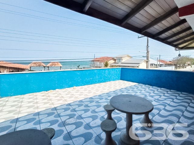 UMA JÓIA NO LITORAL CATARINENSE: IMÓVEL RESIDENCIAL E COMERCIAL A POUCOS PASSOS DA PRAIA EM BALNEÁRIO BARRA DO SUL!

Já imaginou viver e empreender no mesmo lugar, em um imóvel que une conforto, versatilidade e localização privilegiada? Esta é a oportunidade que você estava esperando! Situado no coração do bairro Salinas, em Balneário Barra do Sul/SC, este imóvel de esquina é perfeito para quem deseja aliar qualidade de vida à rentabilidade.

Com uma área total de 380m² e uma construção sólida de 220m², este imóvel foi projetado para atender tanto às necessidades de quem procura um lar espaçoso quanto de quem deseja investir em um ponto comercial com alto potencial.

CARACTERÍSTICAS DO IMÓVEL

Piso Superior:

Apartamento amplo com 3 dormitórios, incluindo uma suíte.
Sala de estar e jantar integradas, perfeitas para momentos em família.
Cozinha funcional, pronta para ser personalizada.
Sacada com churrasqueira, ideal para desfrutar de dias ensolarados e noites agradáveis com vista para o mar.

Piso Inferior:

Estrutura comercial completa, atualmente adaptada para restaurante ou outro empreendimento.
Dois banheiros e espaço amplo que pode ser facilmente configurado conforme sua necessidade.
Ideal para atender turistas e moradores, aproveitando o grande movimento da região.

Garagem:

6 vagas, sendo 2 cobertas e 4 descobertas, garantindo praticidade e conforto para moradores e clientes.

O QUE TORNA ESTE IMÓVEL ESPECIAL?

Localização Impecável: Situado a poucos metros da praia, este imóvel oferece a atmosfera perfeita do litoral. Caminhe até o mar em instantes e aproveite a brisa fresca e o som relaxante das ondas.


UM LUGAR PARA MORAR, INVESTIR E VIVER GRANDES MOMENTOS
Imagine passar os dias com a família em um espaço confortável, enquanto administra um negócio próspero no térreo. Ou, se preferir, aproveite o imóvel para locações de temporada, explorando o alto fluxo turístico de Balneário Barra do Sul. Seja qual for sua escolha, este imóvel é um investimento certeiro.

Com sua localização estratégica, a apenas alguns metros da praia e próximo a comércios locais, este imóvel tem tudo para ser o ponto alto do seu portfólio.

Agende já uma visita e descubra o potencial deste imóvel único. Seja para viver ou empreender, aqui está o início de um novo capítulo em sua vida!

636 NEGÓCIOS IMOBILIÁRIOS: A SUA MELHOR ESCOLHA
Com mais de 30 anos de experiência, a 636 Negócios Imobiliários é sua parceira ideal para encontrar o imóvel perfeito. Estamos prontos para ajudá-lo a fazer deste imóvel o seu novo lar.
 
Telefone: (47) 3451-0636
WhatsApp: (47) 99190-0636
 
Não perca esta oportunidade única. Visite nosso site para mais informações: i636.com.br