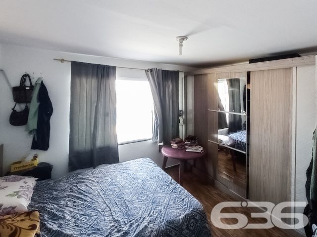UMA JÓIA NO LITORAL CATARINENSE: IMÓVEL RESIDENCIAL E COMERCIAL A POUCOS PASSOS DA PRAIA EM BALNEÁRIO BARRA DO SUL!

Já imaginou viver e empreender no mesmo lugar, em um imóvel que une conforto, versatilidade e localização privilegiada? Esta é a oportunidade que você estava esperando! Situado no coração do bairro Salinas, em Balneário Barra do Sul/SC, este imóvel de esquina é perfeito para quem deseja aliar qualidade de vida à rentabilidade.

Com uma área total de 380m² e uma construção sólida de 220m², este imóvel foi projetado para atender tanto às necessidades de quem procura um lar espaçoso quanto de quem deseja investir em um ponto comercial com alto potencial.

CARACTERÍSTICAS DO IMÓVEL

Piso Superior:

Apartamento amplo com 3 dormitórios, incluindo uma suíte.
Sala de estar e jantar integradas, perfeitas para momentos em família.
Cozinha funcional, pronta para ser personalizada.
Sacada com churrasqueira, ideal para desfrutar de dias ensolarados e noites agradáveis com vista para o mar.

Piso Inferior:

Estrutura comercial completa, atualmente adaptada para restaurante ou outro empreendimento.
Dois banheiros e espaço amplo que pode ser facilmente configurado conforme sua necessidade.
Ideal para atender turistas e moradores, aproveitando o grande movimento da região.

Garagem:

6 vagas, sendo 2 cobertas e 4 descobertas, garantindo praticidade e conforto para moradores e clientes.

O QUE TORNA ESTE IMÓVEL ESPECIAL?

Localização Impecável: Situado a poucos metros da praia, este imóvel oferece a atmosfera perfeita do litoral. Caminhe até o mar em instantes e aproveite a brisa fresca e o som relaxante das ondas.


UM LUGAR PARA MORAR, INVESTIR E VIVER GRANDES MOMENTOS
Imagine passar os dias com a família em um espaço confortável, enquanto administra um negócio próspero no térreo. Ou, se preferir, aproveite o imóvel para locações de temporada, explorando o alto fluxo turístico de Balneário Barra do Sul. Seja qual for sua escolha, este imóvel é um investimento certeiro.

Com sua localização estratégica, a apenas alguns metros da praia e próximo a comércios locais, este imóvel tem tudo para ser o ponto alto do seu portfólio.

Agende já uma visita e descubra o potencial deste imóvel único. Seja para viver ou empreender, aqui está o início de um novo capítulo em sua vida!

636 NEGÓCIOS IMOBILIÁRIOS: A SUA MELHOR ESCOLHA
Com mais de 30 anos de experiência, a 636 Negócios Imobiliários é sua parceira ideal para encontrar o imóvel perfeito. Estamos prontos para ajudá-lo a fazer deste imóvel o seu novo lar.
 
Telefone: (47) 3451-0636
WhatsApp: (47) 99190-0636
 
Não perca esta oportunidade única. Visite nosso site para mais informações: i636.com.br
