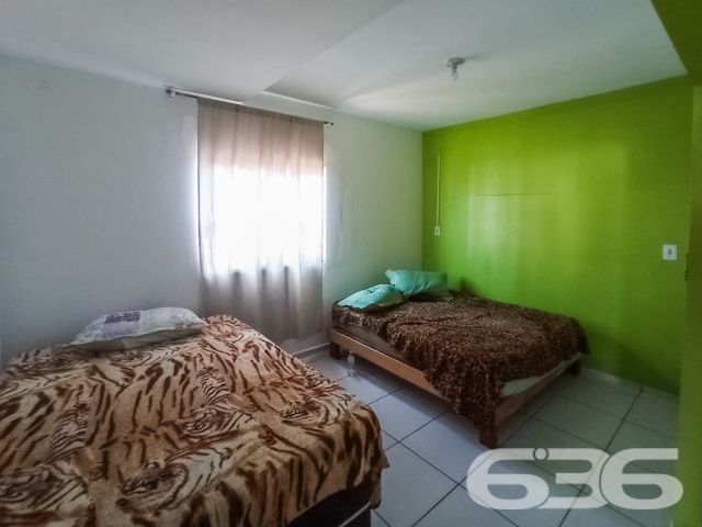 UMA JÓIA NO LITORAL CATARINENSE: IMÓVEL RESIDENCIAL E COMERCIAL A POUCOS PASSOS DA PRAIA EM BALNEÁRIO BARRA DO SUL!

Já imaginou viver e empreender no mesmo lugar, em um imóvel que une conforto, versatilidade e localização privilegiada? Esta é a oportunidade que você estava esperando! Situado no coração do bairro Salinas, em Balneário Barra do Sul/SC, este imóvel de esquina é perfeito para quem deseja aliar qualidade de vida à rentabilidade.

Com uma área total de 380m² e uma construção sólida de 220m², este imóvel foi projetado para atender tanto às necessidades de quem procura um lar espaçoso quanto de quem deseja investir em um ponto comercial com alto potencial.

CARACTERÍSTICAS DO IMÓVEL

Piso Superior:

Apartamento amplo com 3 dormitórios, incluindo uma suíte.
Sala de estar e jantar integradas, perfeitas para momentos em família.
Cozinha funcional, pronta para ser personalizada.
Sacada com churrasqueira, ideal para desfrutar de dias ensolarados e noites agradáveis com vista para o mar.

Piso Inferior:

Estrutura comercial completa, atualmente adaptada para restaurante ou outro empreendimento.
Dois banheiros e espaço amplo que pode ser facilmente configurado conforme sua necessidade.
Ideal para atender turistas e moradores, aproveitando o grande movimento da região.

Garagem:

6 vagas, sendo 2 cobertas e 4 descobertas, garantindo praticidade e conforto para moradores e clientes.

O QUE TORNA ESTE IMÓVEL ESPECIAL?

Localização Impecável: Situado a poucos metros da praia, este imóvel oferece a atmosfera perfeita do litoral. Caminhe até o mar em instantes e aproveite a brisa fresca e o som relaxante das ondas.


UM LUGAR PARA MORAR, INVESTIR E VIVER GRANDES MOMENTOS
Imagine passar os dias com a família em um espaço confortável, enquanto administra um negócio próspero no térreo. Ou, se preferir, aproveite o imóvel para locações de temporada, explorando o alto fluxo turístico de Balneário Barra do Sul. Seja qual for sua escolha, este imóvel é um investimento certeiro.

Com sua localização estratégica, a apenas alguns metros da praia e próximo a comércios locais, este imóvel tem tudo para ser o ponto alto do seu portfólio.

Agende já uma visita e descubra o potencial deste imóvel único. Seja para viver ou empreender, aqui está o início de um novo capítulo em sua vida!

636 NEGÓCIOS IMOBILIÁRIOS: A SUA MELHOR ESCOLHA
Com mais de 30 anos de experiência, a 636 Negócios Imobiliários é sua parceira ideal para encontrar o imóvel perfeito. Estamos prontos para ajudá-lo a fazer deste imóvel o seu novo lar.
 
Telefone: (47) 3451-0636
WhatsApp: (47) 99190-0636
 
Não perca esta oportunidade única. Visite nosso site para mais informações: i636.com.br