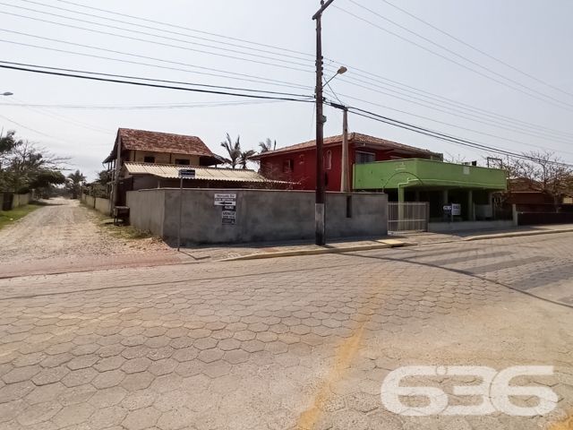 UMA JÓIA NO LITORAL CATARINENSE: IMÓVEL RESIDENCIAL E COMERCIAL A POUCOS PASSOS DA PRAIA EM BALNEÁRIO BARRA DO SUL!

Já imaginou viver e empreender no mesmo lugar, em um imóvel que une conforto, versatilidade e localização privilegiada? Esta é a oportunidade que você estava esperando! Situado no coração do bairro Salinas, em Balneário Barra do Sul/SC, este imóvel de esquina é perfeito para quem deseja aliar qualidade de vida à rentabilidade.

Com uma área total de 380m² e uma construção sólida de 220m², este imóvel foi projetado para atender tanto às necessidades de quem procura um lar espaçoso quanto de quem deseja investir em um ponto comercial com alto potencial.

CARACTERÍSTICAS DO IMÓVEL

Piso Superior:

Apartamento amplo com 3 dormitórios, incluindo uma suíte.
Sala de estar e jantar integradas, perfeitas para momentos em família.
Cozinha funcional, pronta para ser personalizada.
Sacada com churrasqueira, ideal para desfrutar de dias ensolarados e noites agradáveis com vista para o mar.

Piso Inferior:

Estrutura comercial completa, atualmente adaptada para restaurante ou outro empreendimento.
Dois banheiros e espaço amplo que pode ser facilmente configurado conforme sua necessidade.
Ideal para atender turistas e moradores, aproveitando o grande movimento da região.

Garagem:

6 vagas, sendo 2 cobertas e 4 descobertas, garantindo praticidade e conforto para moradores e clientes.

O QUE TORNA ESTE IMÓVEL ESPECIAL?

Localização Impecável: Situado a poucos metros da praia, este imóvel oferece a atmosfera perfeita do litoral. Caminhe até o mar em instantes e aproveite a brisa fresca e o som relaxante das ondas.


UM LUGAR PARA MORAR, INVESTIR E VIVER GRANDES MOMENTOS
Imagine passar os dias com a família em um espaço confortável, enquanto administra um negócio próspero no térreo. Ou, se preferir, aproveite o imóvel para locações de temporada, explorando o alto fluxo turístico de Balneário Barra do Sul. Seja qual for sua escolha, este imóvel é um investimento certeiro.

Com sua localização estratégica, a apenas alguns metros da praia e próximo a comércios locais, este imóvel tem tudo para ser o ponto alto do seu portfólio.

Agende já uma visita e descubra o potencial deste imóvel único. Seja para viver ou empreender, aqui está o início de um novo capítulo em sua vida!

636 NEGÓCIOS IMOBILIÁRIOS: A SUA MELHOR ESCOLHA
Com mais de 30 anos de experiência, a 636 Negócios Imobiliários é sua parceira ideal para encontrar o imóvel perfeito. Estamos prontos para ajudá-lo a fazer deste imóvel o seu novo lar.
 
Telefone: (47) 3451-0636
WhatsApp: (47) 99190-0636
 
Não perca esta oportunidade única. Visite nosso site para mais informações: i636.com.br