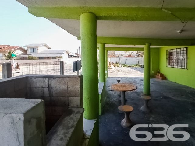 UMA JÓIA NO LITORAL CATARINENSE: IMÓVEL RESIDENCIAL E COMERCIAL A POUCOS PASSOS DA PRAIA EM BALNEÁRIO BARRA DO SUL!

Já imaginou viver e empreender no mesmo lugar, em um imóvel que une conforto, versatilidade e localização privilegiada? Esta é a oportunidade que você estava esperando! Situado no coração do bairro Salinas, em Balneário Barra do Sul/SC, este imóvel de esquina é perfeito para quem deseja aliar qualidade de vida à rentabilidade.

Com uma área total de 380m² e uma construção sólida de 220m², este imóvel foi projetado para atender tanto às necessidades de quem procura um lar espaçoso quanto de quem deseja investir em um ponto comercial com alto potencial.

CARACTERÍSTICAS DO IMÓVEL

Piso Superior:

Apartamento amplo com 3 dormitórios, incluindo uma suíte.
Sala de estar e jantar integradas, perfeitas para momentos em família.
Cozinha funcional, pronta para ser personalizada.
Sacada com churrasqueira, ideal para desfrutar de dias ensolarados e noites agradáveis com vista para o mar.

Piso Inferior:

Estrutura comercial completa, atualmente adaptada para restaurante ou outro empreendimento.
Dois banheiros e espaço amplo que pode ser facilmente configurado conforme sua necessidade.
Ideal para atender turistas e moradores, aproveitando o grande movimento da região.

Garagem:

6 vagas, sendo 2 cobertas e 4 descobertas, garantindo praticidade e conforto para moradores e clientes.

O QUE TORNA ESTE IMÓVEL ESPECIAL?

Localização Impecável: Situado a poucos metros da praia, este imóvel oferece a atmosfera perfeita do litoral. Caminhe até o mar em instantes e aproveite a brisa fresca e o som relaxante das ondas.


UM LUGAR PARA MORAR, INVESTIR E VIVER GRANDES MOMENTOS
Imagine passar os dias com a família em um espaço confortável, enquanto administra um negócio próspero no térreo. Ou, se preferir, aproveite o imóvel para locações de temporada, explorando o alto fluxo turístico de Balneário Barra do Sul. Seja qual for sua escolha, este imóvel é um investimento certeiro.

Com sua localização estratégica, a apenas alguns metros da praia e próximo a comércios locais, este imóvel tem tudo para ser o ponto alto do seu portfólio.

Agende já uma visita e descubra o potencial deste imóvel único. Seja para viver ou empreender, aqui está o início de um novo capítulo em sua vida!

636 NEGÓCIOS IMOBILIÁRIOS: A SUA MELHOR ESCOLHA
Com mais de 30 anos de experiência, a 636 Negócios Imobiliários é sua parceira ideal para encontrar o imóvel perfeito. Estamos prontos para ajudá-lo a fazer deste imóvel o seu novo lar.
 
Telefone: (47) 3451-0636
WhatsApp: (47) 99190-0636
 
Não perca esta oportunidade única. Visite nosso site para mais informações: i636.com.br