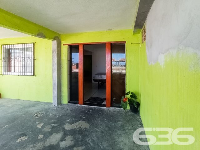 UMA JÓIA NO LITORAL CATARINENSE: IMÓVEL RESIDENCIAL E COMERCIAL A POUCOS PASSOS DA PRAIA EM BALNEÁRIO BARRA DO SUL!

Já imaginou viver e empreender no mesmo lugar, em um imóvel que une conforto, versatilidade e localização privilegiada? Esta é a oportunidade que você estava esperando! Situado no coração do bairro Salinas, em Balneário Barra do Sul/SC, este imóvel de esquina é perfeito para quem deseja aliar qualidade de vida à rentabilidade.

Com uma área total de 380m² e uma construção sólida de 220m², este imóvel foi projetado para atender tanto às necessidades de quem procura um lar espaçoso quanto de quem deseja investir em um ponto comercial com alto potencial.

CARACTERÍSTICAS DO IMÓVEL

Piso Superior:

Apartamento amplo com 3 dormitórios, incluindo uma suíte.
Sala de estar e jantar integradas, perfeitas para momentos em família.
Cozinha funcional, pronta para ser personalizada.
Sacada com churrasqueira, ideal para desfrutar de dias ensolarados e noites agradáveis com vista para o mar.

Piso Inferior:

Estrutura comercial completa, atualmente adaptada para restaurante ou outro empreendimento.
Dois banheiros e espaço amplo que pode ser facilmente configurado conforme sua necessidade.
Ideal para atender turistas e moradores, aproveitando o grande movimento da região.

Garagem:

6 vagas, sendo 2 cobertas e 4 descobertas, garantindo praticidade e conforto para moradores e clientes.

O QUE TORNA ESTE IMÓVEL ESPECIAL?

Localização Impecável: Situado a poucos metros da praia, este imóvel oferece a atmosfera perfeita do litoral. Caminhe até o mar em instantes e aproveite a brisa fresca e o som relaxante das ondas.


UM LUGAR PARA MORAR, INVESTIR E VIVER GRANDES MOMENTOS
Imagine passar os dias com a família em um espaço confortável, enquanto administra um negócio próspero no térreo. Ou, se preferir, aproveite o imóvel para locações de temporada, explorando o alto fluxo turístico de Balneário Barra do Sul. Seja qual for sua escolha, este imóvel é um investimento certeiro.

Com sua localização estratégica, a apenas alguns metros da praia e próximo a comércios locais, este imóvel tem tudo para ser o ponto alto do seu portfólio.

Agende já uma visita e descubra o potencial deste imóvel único. Seja para viver ou empreender, aqui está o início de um novo capítulo em sua vida!

636 NEGÓCIOS IMOBILIÁRIOS: A SUA MELHOR ESCOLHA
Com mais de 30 anos de experiência, a 636 Negócios Imobiliários é sua parceira ideal para encontrar o imóvel perfeito. Estamos prontos para ajudá-lo a fazer deste imóvel o seu novo lar.
 
Telefone: (47) 3451-0636
WhatsApp: (47) 99190-0636
 
Não perca esta oportunidade única. Visite nosso site para mais informações: i636.com.br
