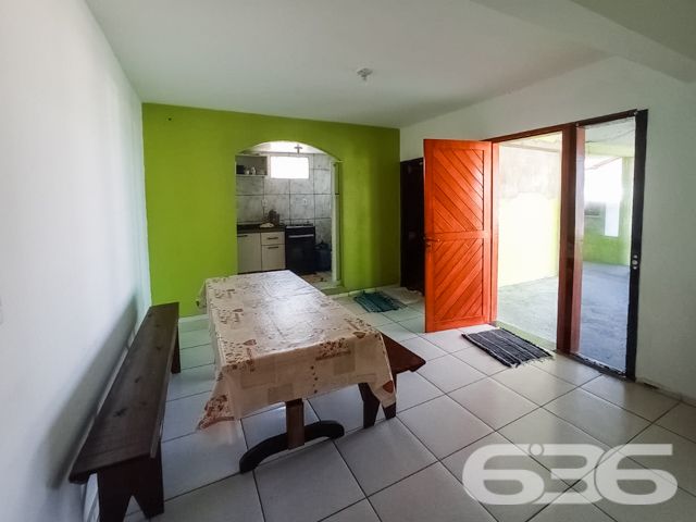 UMA JÓIA NO LITORAL CATARINENSE: IMÓVEL RESIDENCIAL E COMERCIAL A POUCOS PASSOS DA PRAIA EM BALNEÁRIO BARRA DO SUL!

Já imaginou viver e empreender no mesmo lugar, em um imóvel que une conforto, versatilidade e localização privilegiada? Esta é a oportunidade que você estava esperando! Situado no coração do bairro Salinas, em Balneário Barra do Sul/SC, este imóvel de esquina é perfeito para quem deseja aliar qualidade de vida à rentabilidade.

Com uma área total de 380m² e uma construção sólida de 220m², este imóvel foi projetado para atender tanto às necessidades de quem procura um lar espaçoso quanto de quem deseja investir em um ponto comercial com alto potencial.

CARACTERÍSTICAS DO IMÓVEL

Piso Superior:

Apartamento amplo com 3 dormitórios, incluindo uma suíte.
Sala de estar e jantar integradas, perfeitas para momentos em família.
Cozinha funcional, pronta para ser personalizada.
Sacada com churrasqueira, ideal para desfrutar de dias ensolarados e noites agradáveis com vista para o mar.

Piso Inferior:

Estrutura comercial completa, atualmente adaptada para restaurante ou outro empreendimento.
Dois banheiros e espaço amplo que pode ser facilmente configurado conforme sua necessidade.
Ideal para atender turistas e moradores, aproveitando o grande movimento da região.

Garagem:

6 vagas, sendo 2 cobertas e 4 descobertas, garantindo praticidade e conforto para moradores e clientes.

O QUE TORNA ESTE IMÓVEL ESPECIAL?

Localização Impecável: Situado a poucos metros da praia, este imóvel oferece a atmosfera perfeita do litoral. Caminhe até o mar em instantes e aproveite a brisa fresca e o som relaxante das ondas.


UM LUGAR PARA MORAR, INVESTIR E VIVER GRANDES MOMENTOS
Imagine passar os dias com a família em um espaço confortável, enquanto administra um negócio próspero no térreo. Ou, se preferir, aproveite o imóvel para locações de temporada, explorando o alto fluxo turístico de Balneário Barra do Sul. Seja qual for sua escolha, este imóvel é um investimento certeiro.

Com sua localização estratégica, a apenas alguns metros da praia e próximo a comércios locais, este imóvel tem tudo para ser o ponto alto do seu portfólio.

Agende já uma visita e descubra o potencial deste imóvel único. Seja para viver ou empreender, aqui está o início de um novo capítulo em sua vida!

636 NEGÓCIOS IMOBILIÁRIOS: A SUA MELHOR ESCOLHA
Com mais de 30 anos de experiência, a 636 Negócios Imobiliários é sua parceira ideal para encontrar o imóvel perfeito. Estamos prontos para ajudá-lo a fazer deste imóvel o seu novo lar.
 
Telefone: (47) 3451-0636
WhatsApp: (47) 99190-0636
 
Não perca esta oportunidade única. Visite nosso site para mais informações: i636.com.br
