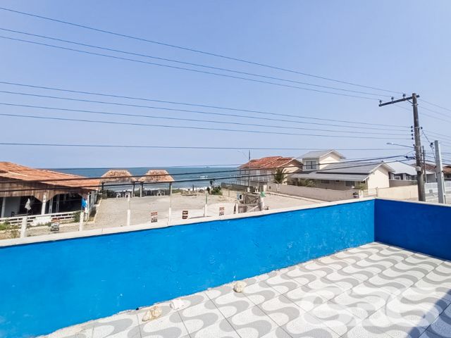UMA JÓIA NO LITORAL CATARINENSE: IMÓVEL RESIDENCIAL E COMERCIAL A POUCOS PASSOS DA PRAIA EM BALNEÁRIO BARRA DO SUL!

Já imaginou viver e empreender no mesmo lugar, em um imóvel que une conforto, versatilidade e localização privilegiada? Esta é a oportunidade que você estava esperando! Situado no coração do bairro Salinas, em Balneário Barra do Sul/SC, este imóvel de esquina é perfeito para quem deseja aliar qualidade de vida à rentabilidade.

Com uma área total de 380m² e uma construção sólida de 220m², este imóvel foi projetado para atender tanto às necessidades de quem procura um lar espaçoso quanto de quem deseja investir em um ponto comercial com alto potencial.

CARACTERÍSTICAS DO IMÓVEL

Piso Superior:

Apartamento amplo com 3 dormitórios, incluindo uma suíte.
Sala de estar e jantar integradas, perfeitas para momentos em família.
Cozinha funcional, pronta para ser personalizada.
Sacada com churrasqueira, ideal para desfrutar de dias ensolarados e noites agradáveis com vista para o mar.

Piso Inferior:

Estrutura comercial completa, atualmente adaptada para restaurante ou outro empreendimento.
Dois banheiros e espaço amplo que pode ser facilmente configurado conforme sua necessidade.
Ideal para atender turistas e moradores, aproveitando o grande movimento da região.

Garagem:

6 vagas, sendo 2 cobertas e 4 descobertas, garantindo praticidade e conforto para moradores e clientes.

O QUE TORNA ESTE IMÓVEL ESPECIAL?

Localização Impecável: Situado a poucos metros da praia, este imóvel oferece a atmosfera perfeita do litoral. Caminhe até o mar em instantes e aproveite a brisa fresca e o som relaxante das ondas.


UM LUGAR PARA MORAR, INVESTIR E VIVER GRANDES MOMENTOS
Imagine passar os dias com a família em um espaço confortável, enquanto administra um negócio próspero no térreo. Ou, se preferir, aproveite o imóvel para locações de temporada, explorando o alto fluxo turístico de Balneário Barra do Sul. Seja qual for sua escolha, este imóvel é um investimento certeiro.

Com sua localização estratégica, a apenas alguns metros da praia e próximo a comércios locais, este imóvel tem tudo para ser o ponto alto do seu portfólio.

Agende já uma visita e descubra o potencial deste imóvel único. Seja para viver ou empreender, aqui está o início de um novo capítulo em sua vida!

636 NEGÓCIOS IMOBILIÁRIOS: A SUA MELHOR ESCOLHA
Com mais de 30 anos de experiência, a 636 Negócios Imobiliários é sua parceira ideal para encontrar o imóvel perfeito. Estamos prontos para ajudá-lo a fazer deste imóvel o seu novo lar.
 
Telefone: (47) 3451-0636
WhatsApp: (47) 99190-0636
 
Não perca esta oportunidade única. Visite nosso site para mais informações: i636.com.br
