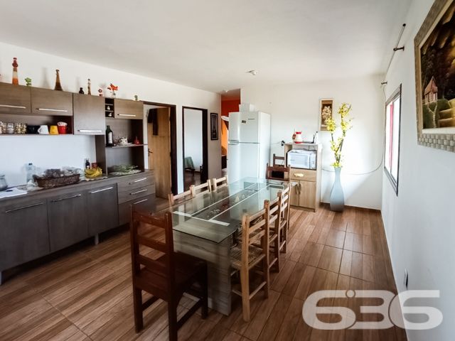UMA JÓIA NO LITORAL CATARINENSE: IMÓVEL RESIDENCIAL E COMERCIAL A POUCOS PASSOS DA PRAIA EM BALNEÁRIO BARRA DO SUL!

Já imaginou viver e empreender no mesmo lugar, em um imóvel que une conforto, versatilidade e localização privilegiada? Esta é a oportunidade que você estava esperando! Situado no coração do bairro Salinas, em Balneário Barra do Sul/SC, este imóvel de esquina é perfeito para quem deseja aliar qualidade de vida à rentabilidade.

Com uma área total de 380m² e uma construção sólida de 220m², este imóvel foi projetado para atender tanto às necessidades de quem procura um lar espaçoso quanto de quem deseja investir em um ponto comercial com alto potencial.

CARACTERÍSTICAS DO IMÓVEL

Piso Superior:

Apartamento amplo com 3 dormitórios, incluindo uma suíte.
Sala de estar e jantar integradas, perfeitas para momentos em família.
Cozinha funcional, pronta para ser personalizada.
Sacada com churrasqueira, ideal para desfrutar de dias ensolarados e noites agradáveis com vista para o mar.

Piso Inferior:

Estrutura comercial completa, atualmente adaptada para restaurante ou outro empreendimento.
Dois banheiros e espaço amplo que pode ser facilmente configurado conforme sua necessidade.
Ideal para atender turistas e moradores, aproveitando o grande movimento da região.

Garagem:

6 vagas, sendo 2 cobertas e 4 descobertas, garantindo praticidade e conforto para moradores e clientes.

O QUE TORNA ESTE IMÓVEL ESPECIAL?

Localização Impecável: Situado a poucos metros da praia, este imóvel oferece a atmosfera perfeita do litoral. Caminhe até o mar em instantes e aproveite a brisa fresca e o som relaxante das ondas.


UM LUGAR PARA MORAR, INVESTIR E VIVER GRANDES MOMENTOS
Imagine passar os dias com a família em um espaço confortável, enquanto administra um negócio próspero no térreo. Ou, se preferir, aproveite o imóvel para locações de temporada, explorando o alto fluxo turístico de Balneário Barra do Sul. Seja qual for sua escolha, este imóvel é um investimento certeiro.

Com sua localização estratégica, a apenas alguns metros da praia e próximo a comércios locais, este imóvel tem tudo para ser o ponto alto do seu portfólio.

Agende já uma visita e descubra o potencial deste imóvel único. Seja para viver ou empreender, aqui está o início de um novo capítulo em sua vida!

636 NEGÓCIOS IMOBILIÁRIOS: A SUA MELHOR ESCOLHA
Com mais de 30 anos de experiência, a 636 Negócios Imobiliários é sua parceira ideal para encontrar o imóvel perfeito. Estamos prontos para ajudá-lo a fazer deste imóvel o seu novo lar.
 
Telefone: (47) 3451-0636
WhatsApp: (47) 99190-0636
 
Não perca esta oportunidade única. Visite nosso site para mais informações: i636.com.br
