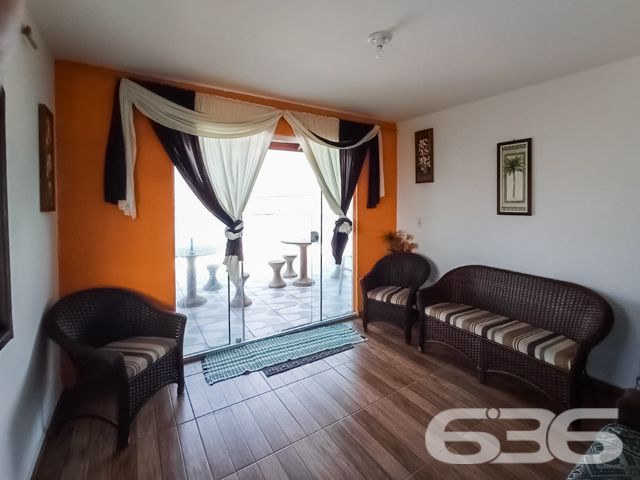 UMA JÓIA NO LITORAL CATARINENSE: IMÓVEL RESIDENCIAL E COMERCIAL A POUCOS PASSOS DA PRAIA EM BALNEÁRIO BARRA DO SUL!

Já imaginou viver e empreender no mesmo lugar, em um imóvel que une conforto, versatilidade e localização privilegiada? Esta é a oportunidade que você estava esperando! Situado no coração do bairro Salinas, em Balneário Barra do Sul/SC, este imóvel de esquina é perfeito para quem deseja aliar qualidade de vida à rentabilidade.

Com uma área total de 380m² e uma construção sólida de 220m², este imóvel foi projetado para atender tanto às necessidades de quem procura um lar espaçoso quanto de quem deseja investir em um ponto comercial com alto potencial.

CARACTERÍSTICAS DO IMÓVEL

Piso Superior:

Apartamento amplo com 3 dormitórios, incluindo uma suíte.
Sala de estar e jantar integradas, perfeitas para momentos em família.
Cozinha funcional, pronta para ser personalizada.
Sacada com churrasqueira, ideal para desfrutar de dias ensolarados e noites agradáveis com vista para o mar.

Piso Inferior:

Estrutura comercial completa, atualmente adaptada para restaurante ou outro empreendimento.
Dois banheiros e espaço amplo que pode ser facilmente configurado conforme sua necessidade.
Ideal para atender turistas e moradores, aproveitando o grande movimento da região.

Garagem:

6 vagas, sendo 2 cobertas e 4 descobertas, garantindo praticidade e conforto para moradores e clientes.

O QUE TORNA ESTE IMÓVEL ESPECIAL?

Localização Impecável: Situado a poucos metros da praia, este imóvel oferece a atmosfera perfeita do litoral. Caminhe até o mar em instantes e aproveite a brisa fresca e o som relaxante das ondas.


UM LUGAR PARA MORAR, INVESTIR E VIVER GRANDES MOMENTOS
Imagine passar os dias com a família em um espaço confortável, enquanto administra um negócio próspero no térreo. Ou, se preferir, aproveite o imóvel para locações de temporada, explorando o alto fluxo turístico de Balneário Barra do Sul. Seja qual for sua escolha, este imóvel é um investimento certeiro.

Com sua localização estratégica, a apenas alguns metros da praia e próximo a comércios locais, este imóvel tem tudo para ser o ponto alto do seu portfólio.

Agende já uma visita e descubra o potencial deste imóvel único. Seja para viver ou empreender, aqui está o início de um novo capítulo em sua vida!

636 NEGÓCIOS IMOBILIÁRIOS: A SUA MELHOR ESCOLHA
Com mais de 30 anos de experiência, a 636 Negócios Imobiliários é sua parceira ideal para encontrar o imóvel perfeito. Estamos prontos para ajudá-lo a fazer deste imóvel o seu novo lar.
 
Telefone: (47) 3451-0636
WhatsApp: (47) 99190-0636
 
Não perca esta oportunidade única. Visite nosso site para mais informações: i636.com.br