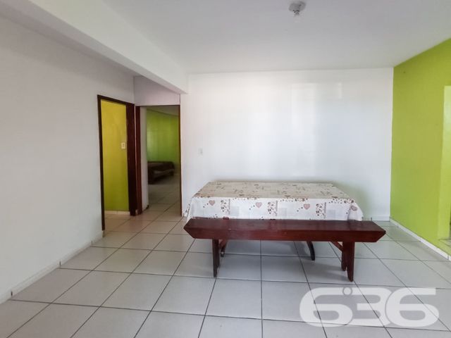 UMA JÓIA NO LITORAL CATARINENSE: IMÓVEL RESIDENCIAL E COMERCIAL A POUCOS PASSOS DA PRAIA EM BALNEÁRIO BARRA DO SUL!

Já imaginou viver e empreender no mesmo lugar, em um imóvel que une conforto, versatilidade e localização privilegiada? Esta é a oportunidade que você estava esperando! Situado no coração do bairro Salinas, em Balneário Barra do Sul/SC, este imóvel de esquina é perfeito para quem deseja aliar qualidade de vida à rentabilidade.

Com uma área total de 380m² e uma construção sólida de 220m², este imóvel foi projetado para atender tanto às necessidades de quem procura um lar espaçoso quanto de quem deseja investir em um ponto comercial com alto potencial.

CARACTERÍSTICAS DO IMÓVEL

Piso Superior:

Apartamento amplo com 3 dormitórios, incluindo uma suíte.
Sala de estar e jantar integradas, perfeitas para momentos em família.
Cozinha funcional, pronta para ser personalizada.
Sacada com churrasqueira, ideal para desfrutar de dias ensolarados e noites agradáveis com vista para o mar.

Piso Inferior:

Estrutura comercial completa, atualmente adaptada para restaurante ou outro empreendimento.
Dois banheiros e espaço amplo que pode ser facilmente configurado conforme sua necessidade.
Ideal para atender turistas e moradores, aproveitando o grande movimento da região.

Garagem:

6 vagas, sendo 2 cobertas e 4 descobertas, garantindo praticidade e conforto para moradores e clientes.

O QUE TORNA ESTE IMÓVEL ESPECIAL?

Localização Impecável: Situado a poucos metros da praia, este imóvel oferece a atmosfera perfeita do litoral. Caminhe até o mar em instantes e aproveite a brisa fresca e o som relaxante das ondas.


UM LUGAR PARA MORAR, INVESTIR E VIVER GRANDES MOMENTOS
Imagine passar os dias com a família em um espaço confortável, enquanto administra um negócio próspero no térreo. Ou, se preferir, aproveite o imóvel para locações de temporada, explorando o alto fluxo turístico de Balneário Barra do Sul. Seja qual for sua escolha, este imóvel é um investimento certeiro.

Com sua localização estratégica, a apenas alguns metros da praia e próximo a comércios locais, este imóvel tem tudo para ser o ponto alto do seu portfólio.

Agende já uma visita e descubra o potencial deste imóvel único. Seja para viver ou empreender, aqui está o início de um novo capítulo em sua vida!

636 NEGÓCIOS IMOBILIÁRIOS: A SUA MELHOR ESCOLHA
Com mais de 30 anos de experiência, a 636 Negócios Imobiliários é sua parceira ideal para encontrar o imóvel perfeito. Estamos prontos para ajudá-lo a fazer deste imóvel o seu novo lar.
 
Telefone: (47) 3451-0636
WhatsApp: (47) 99190-0636
 
Não perca esta oportunidade única. Visite nosso site para mais informações: i636.com.br