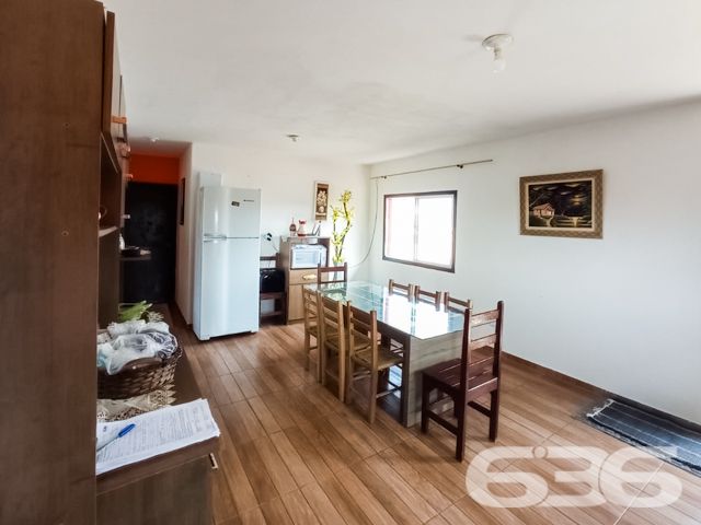 UMA JÓIA NO LITORAL CATARINENSE: IMÓVEL RESIDENCIAL E COMERCIAL A POUCOS PASSOS DA PRAIA EM BALNEÁRIO BARRA DO SUL!

Já imaginou viver e empreender no mesmo lugar, em um imóvel que une conforto, versatilidade e localização privilegiada? Esta é a oportunidade que você estava esperando! Situado no coração do bairro Salinas, em Balneário Barra do Sul/SC, este imóvel de esquina é perfeito para quem deseja aliar qualidade de vida à rentabilidade.

Com uma área total de 380m² e uma construção sólida de 220m², este imóvel foi projetado para atender tanto às necessidades de quem procura um lar espaçoso quanto de quem deseja investir em um ponto comercial com alto potencial.

CARACTERÍSTICAS DO IMÓVEL

Piso Superior:

Apartamento amplo com 3 dormitórios, incluindo uma suíte.
Sala de estar e jantar integradas, perfeitas para momentos em família.
Cozinha funcional, pronta para ser personalizada.
Sacada com churrasqueira, ideal para desfrutar de dias ensolarados e noites agradáveis com vista para o mar.

Piso Inferior:

Estrutura comercial completa, atualmente adaptada para restaurante ou outro empreendimento.
Dois banheiros e espaço amplo que pode ser facilmente configurado conforme sua necessidade.
Ideal para atender turistas e moradores, aproveitando o grande movimento da região.

Garagem:

6 vagas, sendo 2 cobertas e 4 descobertas, garantindo praticidade e conforto para moradores e clientes.

O QUE TORNA ESTE IMÓVEL ESPECIAL?

Localização Impecável: Situado a poucos metros da praia, este imóvel oferece a atmosfera perfeita do litoral. Caminhe até o mar em instantes e aproveite a brisa fresca e o som relaxante das ondas.


UM LUGAR PARA MORAR, INVESTIR E VIVER GRANDES MOMENTOS
Imagine passar os dias com a família em um espaço confortável, enquanto administra um negócio próspero no térreo. Ou, se preferir, aproveite o imóvel para locações de temporada, explorando o alto fluxo turístico de Balneário Barra do Sul. Seja qual for sua escolha, este imóvel é um investimento certeiro.

Com sua localização estratégica, a apenas alguns metros da praia e próximo a comércios locais, este imóvel tem tudo para ser o ponto alto do seu portfólio.

Agende já uma visita e descubra o potencial deste imóvel único. Seja para viver ou empreender, aqui está o início de um novo capítulo em sua vida!

636 NEGÓCIOS IMOBILIÁRIOS: A SUA MELHOR ESCOLHA
Com mais de 30 anos de experiência, a 636 Negócios Imobiliários é sua parceira ideal para encontrar o imóvel perfeito. Estamos prontos para ajudá-lo a fazer deste imóvel o seu novo lar.
 
Telefone: (47) 3451-0636
WhatsApp: (47) 99190-0636
 
Não perca esta oportunidade única. Visite nosso site para mais informações: i636.com.br