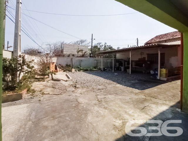 UMA JÓIA NO LITORAL CATARINENSE: IMÓVEL RESIDENCIAL E COMERCIAL A POUCOS PASSOS DA PRAIA EM BALNEÁRIO BARRA DO SUL!

Já imaginou viver e empreender no mesmo lugar, em um imóvel que une conforto, versatilidade e localização privilegiada? Esta é a oportunidade que você estava esperando! Situado no coração do bairro Salinas, em Balneário Barra do Sul/SC, este imóvel de esquina é perfeito para quem deseja aliar qualidade de vida à rentabilidade.

Com uma área total de 380m² e uma construção sólida de 220m², este imóvel foi projetado para atender tanto às necessidades de quem procura um lar espaçoso quanto de quem deseja investir em um ponto comercial com alto potencial.

CARACTERÍSTICAS DO IMÓVEL

Piso Superior:

Apartamento amplo com 3 dormitórios, incluindo uma suíte.
Sala de estar e jantar integradas, perfeitas para momentos em família.
Cozinha funcional, pronta para ser personalizada.
Sacada com churrasqueira, ideal para desfrutar de dias ensolarados e noites agradáveis com vista para o mar.

Piso Inferior:

Estrutura comercial completa, atualmente adaptada para restaurante ou outro empreendimento.
Dois banheiros e espaço amplo que pode ser facilmente configurado conforme sua necessidade.
Ideal para atender turistas e moradores, aproveitando o grande movimento da região.

Garagem:

6 vagas, sendo 2 cobertas e 4 descobertas, garantindo praticidade e conforto para moradores e clientes.

O QUE TORNA ESTE IMÓVEL ESPECIAL?

Localização Impecável: Situado a poucos metros da praia, este imóvel oferece a atmosfera perfeita do litoral. Caminhe até o mar em instantes e aproveite a brisa fresca e o som relaxante das ondas.


UM LUGAR PARA MORAR, INVESTIR E VIVER GRANDES MOMENTOS
Imagine passar os dias com a família em um espaço confortável, enquanto administra um negócio próspero no térreo. Ou, se preferir, aproveite o imóvel para locações de temporada, explorando o alto fluxo turístico de Balneário Barra do Sul. Seja qual for sua escolha, este imóvel é um investimento certeiro.

Com sua localização estratégica, a apenas alguns metros da praia e próximo a comércios locais, este imóvel tem tudo para ser o ponto alto do seu portfólio.

Agende já uma visita e descubra o potencial deste imóvel único. Seja para viver ou empreender, aqui está o início de um novo capítulo em sua vida!

636 NEGÓCIOS IMOBILIÁRIOS: A SUA MELHOR ESCOLHA
Com mais de 30 anos de experiência, a 636 Negócios Imobiliários é sua parceira ideal para encontrar o imóvel perfeito. Estamos prontos para ajudá-lo a fazer deste imóvel o seu novo lar.
 
Telefone: (47) 3451-0636
WhatsApp: (47) 99190-0636
 
Não perca esta oportunidade única. Visite nosso site para mais informações: i636.com.br