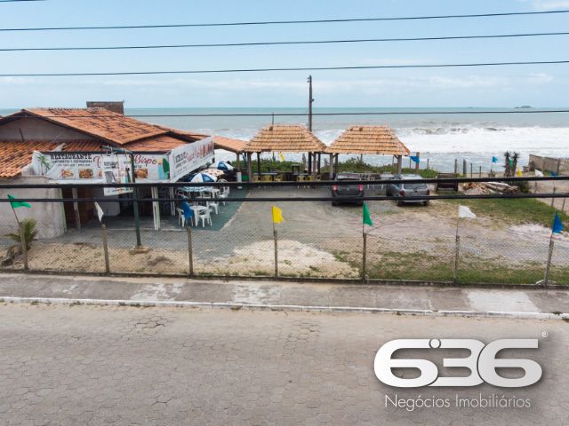 UMA JÓIA NO LITORAL CATARINENSE: IMÓVEL RESIDENCIAL E COMERCIAL A POUCOS PASSOS DA PRAIA EM BALNEÁRIO BARRA DO SUL!

Já imaginou viver e empreender no mesmo lugar, em um imóvel que une conforto, versatilidade e localização privilegiada? Esta é a oportunidade que você estava esperando! Situado no coração do bairro Salinas, em Balneário Barra do Sul/SC, este imóvel de esquina é perfeito para quem deseja aliar qualidade de vida à rentabilidade.

Com uma área total de 380m² e uma construção sólida de 220m², este imóvel foi projetado para atender tanto às necessidades de quem procura um lar espaçoso quanto de quem deseja investir em um ponto comercial com alto potencial.

CARACTERÍSTICAS DO IMÓVEL

Piso Superior:

Apartamento amplo com 3 dormitórios, incluindo uma suíte.
Sala de estar e jantar integradas, perfeitas para momentos em família.
Cozinha funcional, pronta para ser personalizada.
Sacada com churrasqueira, ideal para desfrutar de dias ensolarados e noites agradáveis com vista para o mar.

Piso Inferior:

Estrutura comercial completa, atualmente adaptada para restaurante ou outro empreendimento.
Dois banheiros e espaço amplo que pode ser facilmente configurado conforme sua necessidade.
Ideal para atender turistas e moradores, aproveitando o grande movimento da região.

Garagem:

6 vagas, sendo 2 cobertas e 4 descobertas, garantindo praticidade e conforto para moradores e clientes.

O QUE TORNA ESTE IMÓVEL ESPECIAL?

Localização Impecável: Situado a poucos metros da praia, este imóvel oferece a atmosfera perfeita do litoral. Caminhe até o mar em instantes e aproveite a brisa fresca e o som relaxante das ondas.


UM LUGAR PARA MORAR, INVESTIR E VIVER GRANDES MOMENTOS
Imagine passar os dias com a família em um espaço confortável, enquanto administra um negócio próspero no térreo. Ou, se preferir, aproveite o imóvel para locações de temporada, explorando o alto fluxo turístico de Balneário Barra do Sul. Seja qual for sua escolha, este imóvel é um investimento certeiro.

Com sua localização estratégica, a apenas alguns metros da praia e próximo a comércios locais, este imóvel tem tudo para ser o ponto alto do seu portfólio.

Agende já uma visita e descubra o potencial deste imóvel único. Seja para viver ou empreender, aqui está o início de um novo capítulo em sua vida!

636 NEGÓCIOS IMOBILIÁRIOS: A SUA MELHOR ESCOLHA
Com mais de 30 anos de experiência, a 636 Negócios Imobiliários é sua parceira ideal para encontrar o imóvel perfeito. Estamos prontos para ajudá-lo a fazer deste imóvel o seu novo lar.
 
Telefone: (47) 3451-0636
WhatsApp: (47) 99190-0636
 
Não perca esta oportunidade única. Visite nosso site para mais informações: i636.com.br