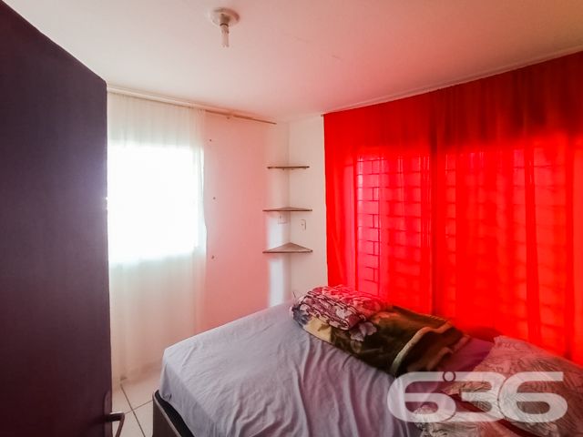 UMA JÓIA NO LITORAL CATARINENSE: IMÓVEL RESIDENCIAL E COMERCIAL A POUCOS PASSOS DA PRAIA EM BALNEÁRIO BARRA DO SUL!

Já imaginou viver e empreender no mesmo lugar, em um imóvel que une conforto, versatilidade e localização privilegiada? Esta é a oportunidade que você estava esperando! Situado no coração do bairro Salinas, em Balneário Barra do Sul/SC, este imóvel de esquina é perfeito para quem deseja aliar qualidade de vida à rentabilidade.

Com uma área total de 380m² e uma construção sólida de 220m², este imóvel foi projetado para atender tanto às necessidades de quem procura um lar espaçoso quanto de quem deseja investir em um ponto comercial com alto potencial.

CARACTERÍSTICAS DO IMÓVEL

Piso Superior:

Apartamento amplo com 3 dormitórios, incluindo uma suíte.
Sala de estar e jantar integradas, perfeitas para momentos em família.
Cozinha funcional, pronta para ser personalizada.
Sacada com churrasqueira, ideal para desfrutar de dias ensolarados e noites agradáveis com vista para o mar.

Piso Inferior:

Estrutura comercial completa, atualmente adaptada para restaurante ou outro empreendimento.
Dois banheiros e espaço amplo que pode ser facilmente configurado conforme sua necessidade.
Ideal para atender turistas e moradores, aproveitando o grande movimento da região.

Garagem:

6 vagas, sendo 2 cobertas e 4 descobertas, garantindo praticidade e conforto para moradores e clientes.

O QUE TORNA ESTE IMÓVEL ESPECIAL?

Localização Impecável: Situado a poucos metros da praia, este imóvel oferece a atmosfera perfeita do litoral. Caminhe até o mar em instantes e aproveite a brisa fresca e o som relaxante das ondas.


UM LUGAR PARA MORAR, INVESTIR E VIVER GRANDES MOMENTOS
Imagine passar os dias com a família em um espaço confortável, enquanto administra um negócio próspero no térreo. Ou, se preferir, aproveite o imóvel para locações de temporada, explorando o alto fluxo turístico de Balneário Barra do Sul. Seja qual for sua escolha, este imóvel é um investimento certeiro.

Com sua localização estratégica, a apenas alguns metros da praia e próximo a comércios locais, este imóvel tem tudo para ser o ponto alto do seu portfólio.

Agende já uma visita e descubra o potencial deste imóvel único. Seja para viver ou empreender, aqui está o início de um novo capítulo em sua vida!

636 NEGÓCIOS IMOBILIÁRIOS: A SUA MELHOR ESCOLHA
Com mais de 30 anos de experiência, a 636 Negócios Imobiliários é sua parceira ideal para encontrar o imóvel perfeito. Estamos prontos para ajudá-lo a fazer deste imóvel o seu novo lar.
 
Telefone: (47) 3451-0636
WhatsApp: (47) 99190-0636
 
Não perca esta oportunidade única. Visite nosso site para mais informações: i636.com.br