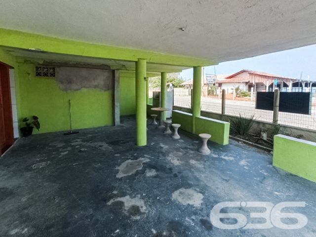 UMA JÓIA NO LITORAL CATARINENSE: IMÓVEL RESIDENCIAL E COMERCIAL A POUCOS PASSOS DA PRAIA EM BALNEÁRIO BARRA DO SUL!

Já imaginou viver e empreender no mesmo lugar, em um imóvel que une conforto, versatilidade e localização privilegiada? Esta é a oportunidade que você estava esperando! Situado no coração do bairro Salinas, em Balneário Barra do Sul/SC, este imóvel de esquina é perfeito para quem deseja aliar qualidade de vida à rentabilidade.

Com uma área total de 380m² e uma construção sólida de 220m², este imóvel foi projetado para atender tanto às necessidades de quem procura um lar espaçoso quanto de quem deseja investir em um ponto comercial com alto potencial.

CARACTERÍSTICAS DO IMÓVEL

Piso Superior:

Apartamento amplo com 3 dormitórios, incluindo uma suíte.
Sala de estar e jantar integradas, perfeitas para momentos em família.
Cozinha funcional, pronta para ser personalizada.
Sacada com churrasqueira, ideal para desfrutar de dias ensolarados e noites agradáveis com vista para o mar.

Piso Inferior:

Estrutura comercial completa, atualmente adaptada para restaurante ou outro empreendimento.
Dois banheiros e espaço amplo que pode ser facilmente configurado conforme sua necessidade.
Ideal para atender turistas e moradores, aproveitando o grande movimento da região.

Garagem:

6 vagas, sendo 2 cobertas e 4 descobertas, garantindo praticidade e conforto para moradores e clientes.

O QUE TORNA ESTE IMÓVEL ESPECIAL?

Localização Impecável: Situado a poucos metros da praia, este imóvel oferece a atmosfera perfeita do litoral. Caminhe até o mar em instantes e aproveite a brisa fresca e o som relaxante das ondas.


UM LUGAR PARA MORAR, INVESTIR E VIVER GRANDES MOMENTOS
Imagine passar os dias com a família em um espaço confortável, enquanto administra um negócio próspero no térreo. Ou, se preferir, aproveite o imóvel para locações de temporada, explorando o alto fluxo turístico de Balneário Barra do Sul. Seja qual for sua escolha, este imóvel é um investimento certeiro.

Com sua localização estratégica, a apenas alguns metros da praia e próximo a comércios locais, este imóvel tem tudo para ser o ponto alto do seu portfólio.

Agende já uma visita e descubra o potencial deste imóvel único. Seja para viver ou empreender, aqui está o início de um novo capítulo em sua vida!

636 NEGÓCIOS IMOBILIÁRIOS: A SUA MELHOR ESCOLHA
Com mais de 30 anos de experiência, a 636 Negócios Imobiliários é sua parceira ideal para encontrar o imóvel perfeito. Estamos prontos para ajudá-lo a fazer deste imóvel o seu novo lar.
 
Telefone: (47) 3451-0636
WhatsApp: (47) 99190-0636
 
Não perca esta oportunidade única. Visite nosso site para mais informações: i636.com.br