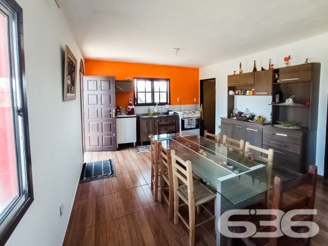 UMA JÓIA NO LITORAL CATARINENSE: IMÓVEL RESIDENCIAL E COMERCIAL A POUCOS PASSOS DA PRAIA EM BALNEÁRIO BARRA DO SUL!

Já imaginou viver e empreender no mesmo lugar, em um imóvel que une conforto, versatilidade e localização privilegiada? Esta é a oportunidade que você estava esperando! Situado no coração do bairro Salinas, em Balneário Barra do Sul/SC, este imóvel de esquina é perfeito para quem deseja aliar qualidade de vida à rentabilidade.

Com uma área total de 380m² e uma construção sólida de 220m², este imóvel foi projetado para atender tanto às necessidades de quem procura um lar espaçoso quanto de quem deseja investir em um ponto comercial com alto potencial.

CARACTERÍSTICAS DO IMÓVEL

Piso Superior:

Apartamento amplo com 3 dormitórios, incluindo uma suíte.
Sala de estar e jantar integradas, perfeitas para momentos em família.
Cozinha funcional, pronta para ser personalizada.
Sacada com churrasqueira, ideal para desfrutar de dias ensolarados e noites agradáveis com vista para o mar.

Piso Inferior:

Estrutura comercial completa, atualmente adaptada para restaurante ou outro empreendimento.
Dois banheiros e espaço amplo que pode ser facilmente configurado conforme sua necessidade.
Ideal para atender turistas e moradores, aproveitando o grande movimento da região.

Garagem:

6 vagas, sendo 2 cobertas e 4 descobertas, garantindo praticidade e conforto para moradores e clientes.

O QUE TORNA ESTE IMÓVEL ESPECIAL?

Localização Impecável: Situado a poucos metros da praia, este imóvel oferece a atmosfera perfeita do litoral. Caminhe até o mar em instantes e aproveite a brisa fresca e o som relaxante das ondas.


UM LUGAR PARA MORAR, INVESTIR E VIVER GRANDES MOMENTOS
Imagine passar os dias com a família em um espaço confortável, enquanto administra um negócio próspero no térreo. Ou, se preferir, aproveite o imóvel para locações de temporada, explorando o alto fluxo turístico de Balneário Barra do Sul. Seja qual for sua escolha, este imóvel é um investimento certeiro.

Com sua localização estratégica, a apenas alguns metros da praia e próximo a comércios locais, este imóvel tem tudo para ser o ponto alto do seu portfólio.

Agende já uma visita e descubra o potencial deste imóvel único. Seja para viver ou empreender, aqui está o início de um novo capítulo em sua vida!

636 NEGÓCIOS IMOBILIÁRIOS: A SUA MELHOR ESCOLHA
Com mais de 30 anos de experiência, a 636 Negócios Imobiliários é sua parceira ideal para encontrar o imóvel perfeito. Estamos prontos para ajudá-lo a fazer deste imóvel o seu novo lar.
 
Telefone: (47) 3451-0636
WhatsApp: (47) 99190-0636
 
Não perca esta oportunidade única. Visite nosso site para mais informações: i636.com.br