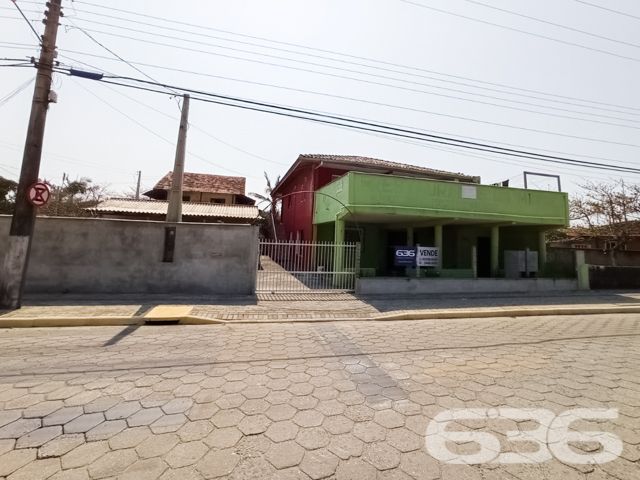 UMA JÓIA NO LITORAL CATARINENSE: IMÓVEL RESIDENCIAL E COMERCIAL A POUCOS PASSOS DA PRAIA EM BALNEÁRIO BARRA DO SUL!

Já imaginou viver e empreender no mesmo lugar, em um imóvel que une conforto, versatilidade e localização privilegiada? Esta é a oportunidade que você estava esperando! Situado no coração do bairro Salinas, em Balneário Barra do Sul/SC, este imóvel de esquina é perfeito para quem deseja aliar qualidade de vida à rentabilidade.

Com uma área total de 380m² e uma construção sólida de 220m², este imóvel foi projetado para atender tanto às necessidades de quem procura um lar espaçoso quanto de quem deseja investir em um ponto comercial com alto potencial.

CARACTERÍSTICAS DO IMÓVEL

Piso Superior:

Apartamento amplo com 3 dormitórios, incluindo uma suíte.
Sala de estar e jantar integradas, perfeitas para momentos em família.
Cozinha funcional, pronta para ser personalizada.
Sacada com churrasqueira, ideal para desfrutar de dias ensolarados e noites agradáveis com vista para o mar.

Piso Inferior:

Estrutura comercial completa, atualmente adaptada para restaurante ou outro empreendimento.
Dois banheiros e espaço amplo que pode ser facilmente configurado conforme sua necessidade.
Ideal para atender turistas e moradores, aproveitando o grande movimento da região.

Garagem:

6 vagas, sendo 2 cobertas e 4 descobertas, garantindo praticidade e conforto para moradores e clientes.

O QUE TORNA ESTE IMÓVEL ESPECIAL?

Localização Impecável: Situado a poucos metros da praia, este imóvel oferece a atmosfera perfeita do litoral. Caminhe até o mar em instantes e aproveite a brisa fresca e o som relaxante das ondas.


UM LUGAR PARA MORAR, INVESTIR E VIVER GRANDES MOMENTOS
Imagine passar os dias com a família em um espaço confortável, enquanto administra um negócio próspero no térreo. Ou, se preferir, aproveite o imóvel para locações de temporada, explorando o alto fluxo turístico de Balneário Barra do Sul. Seja qual for sua escolha, este imóvel é um investimento certeiro.

Com sua localização estratégica, a apenas alguns metros da praia e próximo a comércios locais, este imóvel tem tudo para ser o ponto alto do seu portfólio.

Agende já uma visita e descubra o potencial deste imóvel único. Seja para viver ou empreender, aqui está o início de um novo capítulo em sua vida!

636 NEGÓCIOS IMOBILIÁRIOS: A SUA MELHOR ESCOLHA
Com mais de 30 anos de experiência, a 636 Negócios Imobiliários é sua parceira ideal para encontrar o imóvel perfeito. Estamos prontos para ajudá-lo a fazer deste imóvel o seu novo lar.
 
Telefone: (47) 3451-0636
WhatsApp: (47) 99190-0636
 
Não perca esta oportunidade única. Visite nosso site para mais informações: i636.com.br