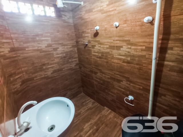 UMA JÓIA NO LITORAL CATARINENSE: IMÓVEL RESIDENCIAL E COMERCIAL A POUCOS PASSOS DA PRAIA EM BALNEÁRIO BARRA DO SUL!

Já imaginou viver e empreender no mesmo lugar, em um imóvel que une conforto, versatilidade e localização privilegiada? Esta é a oportunidade que você estava esperando! Situado no coração do bairro Salinas, em Balneário Barra do Sul/SC, este imóvel de esquina é perfeito para quem deseja aliar qualidade de vida à rentabilidade.

Com uma área total de 380m² e uma construção sólida de 220m², este imóvel foi projetado para atender tanto às necessidades de quem procura um lar espaçoso quanto de quem deseja investir em um ponto comercial com alto potencial.

CARACTERÍSTICAS DO IMÓVEL

Piso Superior:

Apartamento amplo com 3 dormitórios, incluindo uma suíte.
Sala de estar e jantar integradas, perfeitas para momentos em família.
Cozinha funcional, pronta para ser personalizada.
Sacada com churrasqueira, ideal para desfrutar de dias ensolarados e noites agradáveis com vista para o mar.

Piso Inferior:

Estrutura comercial completa, atualmente adaptada para restaurante ou outro empreendimento.
Dois banheiros e espaço amplo que pode ser facilmente configurado conforme sua necessidade.
Ideal para atender turistas e moradores, aproveitando o grande movimento da região.

Garagem:

6 vagas, sendo 2 cobertas e 4 descobertas, garantindo praticidade e conforto para moradores e clientes.

O QUE TORNA ESTE IMÓVEL ESPECIAL?

Localização Impecável: Situado a poucos metros da praia, este imóvel oferece a atmosfera perfeita do litoral. Caminhe até o mar em instantes e aproveite a brisa fresca e o som relaxante das ondas.


UM LUGAR PARA MORAR, INVESTIR E VIVER GRANDES MOMENTOS
Imagine passar os dias com a família em um espaço confortável, enquanto administra um negócio próspero no térreo. Ou, se preferir, aproveite o imóvel para locações de temporada, explorando o alto fluxo turístico de Balneário Barra do Sul. Seja qual for sua escolha, este imóvel é um investimento certeiro.

Com sua localização estratégica, a apenas alguns metros da praia e próximo a comércios locais, este imóvel tem tudo para ser o ponto alto do seu portfólio.

Agende já uma visita e descubra o potencial deste imóvel único. Seja para viver ou empreender, aqui está o início de um novo capítulo em sua vida!

636 NEGÓCIOS IMOBILIÁRIOS: A SUA MELHOR ESCOLHA
Com mais de 30 anos de experiência, a 636 Negócios Imobiliários é sua parceira ideal para encontrar o imóvel perfeito. Estamos prontos para ajudá-lo a fazer deste imóvel o seu novo lar.
 
Telefone: (47) 3451-0636
WhatsApp: (47) 99190-0636
 
Não perca esta oportunidade única. Visite nosso site para mais informações: i636.com.br