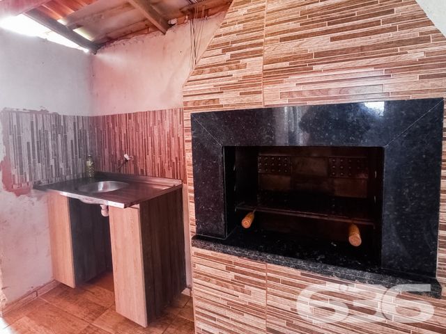 UMA JÓIA NO LITORAL CATARINENSE: IMÓVEL RESIDENCIAL E COMERCIAL A POUCOS PASSOS DA PRAIA EM BALNEÁRIO BARRA DO SUL!

Já imaginou viver e empreender no mesmo lugar, em um imóvel que une conforto, versatilidade e localização privilegiada? Esta é a oportunidade que você estava esperando! Situado no coração do bairro Salinas, em Balneário Barra do Sul/SC, este imóvel de esquina é perfeito para quem deseja aliar qualidade de vida à rentabilidade.

Com uma área total de 380m² e uma construção sólida de 220m², este imóvel foi projetado para atender tanto às necessidades de quem procura um lar espaçoso quanto de quem deseja investir em um ponto comercial com alto potencial.

CARACTERÍSTICAS DO IMÓVEL

Piso Superior:

Apartamento amplo com 3 dormitórios, incluindo uma suíte.
Sala de estar e jantar integradas, perfeitas para momentos em família.
Cozinha funcional, pronta para ser personalizada.
Sacada com churrasqueira, ideal para desfrutar de dias ensolarados e noites agradáveis com vista para o mar.

Piso Inferior:

Estrutura comercial completa, atualmente adaptada para restaurante ou outro empreendimento.
Dois banheiros e espaço amplo que pode ser facilmente configurado conforme sua necessidade.
Ideal para atender turistas e moradores, aproveitando o grande movimento da região.

Garagem:

6 vagas, sendo 2 cobertas e 4 descobertas, garantindo praticidade e conforto para moradores e clientes.

O QUE TORNA ESTE IMÓVEL ESPECIAL?

Localização Impecável: Situado a poucos metros da praia, este imóvel oferece a atmosfera perfeita do litoral. Caminhe até o mar em instantes e aproveite a brisa fresca e o som relaxante das ondas.


UM LUGAR PARA MORAR, INVESTIR E VIVER GRANDES MOMENTOS
Imagine passar os dias com a família em um espaço confortável, enquanto administra um negócio próspero no térreo. Ou, se preferir, aproveite o imóvel para locações de temporada, explorando o alto fluxo turístico de Balneário Barra do Sul. Seja qual for sua escolha, este imóvel é um investimento certeiro.

Com sua localização estratégica, a apenas alguns metros da praia e próximo a comércios locais, este imóvel tem tudo para ser o ponto alto do seu portfólio.

Agende já uma visita e descubra o potencial deste imóvel único. Seja para viver ou empreender, aqui está o início de um novo capítulo em sua vida!

636 NEGÓCIOS IMOBILIÁRIOS: A SUA MELHOR ESCOLHA
Com mais de 30 anos de experiência, a 636 Negócios Imobiliários é sua parceira ideal para encontrar o imóvel perfeito. Estamos prontos para ajudá-lo a fazer deste imóvel o seu novo lar.
 
Telefone: (47) 3451-0636
WhatsApp: (47) 99190-0636
 
Não perca esta oportunidade única. Visite nosso site para mais informações: i636.com.br